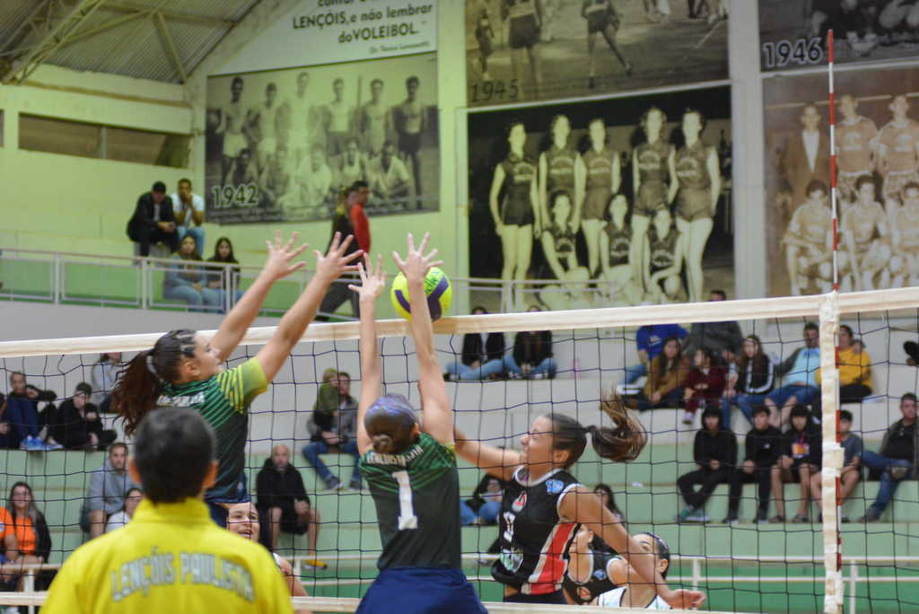  Voleibol feminino vence Adamantina