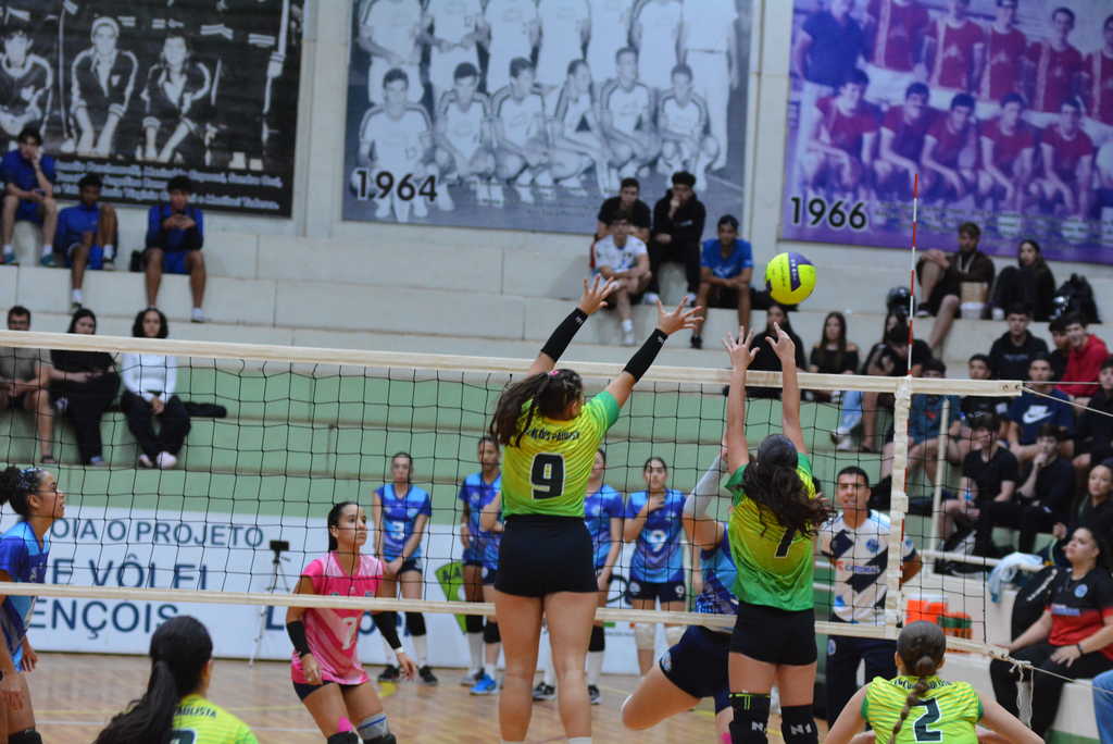 Assis vence Lençóis no voleibol feminino 
