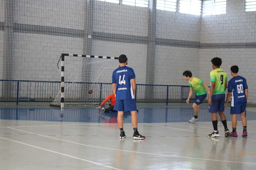 Franca vence equipe de handebol masculino de Lençóis