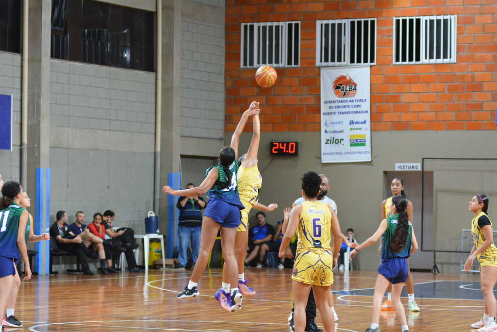Basquete feminino encerra participação