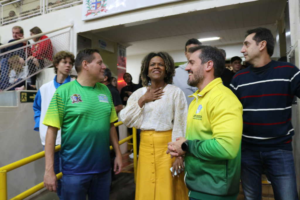 Secretária de Esportes do Estado acompanha partida de vôlei em Lençóis Paulista ...