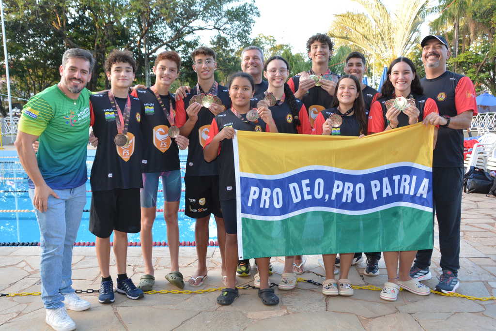 Após recontagem de pontos, natação masculina vice-campeonato 