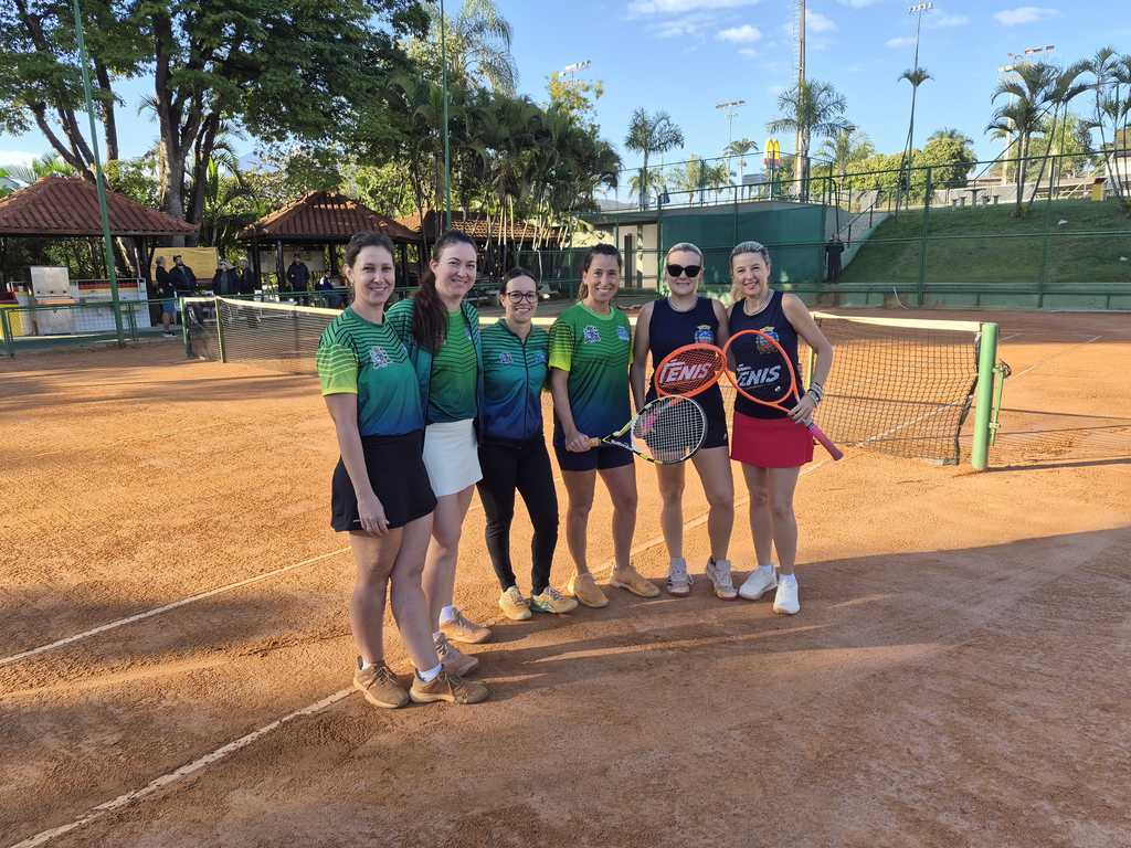 A equipe de tênis de campo feminino de Lençóis Paulista encerrou sua participaçã...