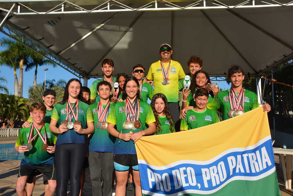 Natação lençoense é vice-campeã no feminino e terceiro no masculino