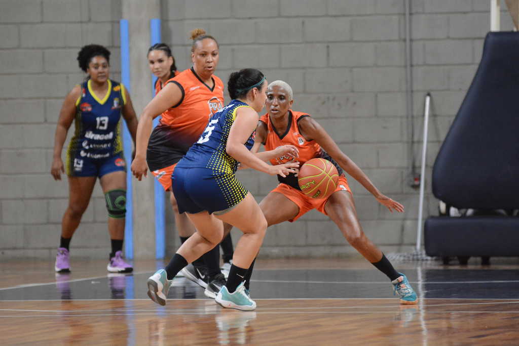 Basquete feminino disputa terceiro lugar neste sábado