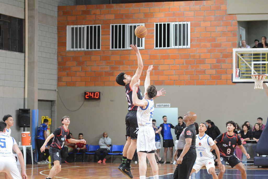 Basquete masculino conquista vaga para final 