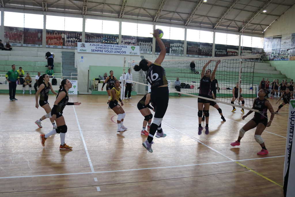 Vôlei feminino disputa final nesta segunda