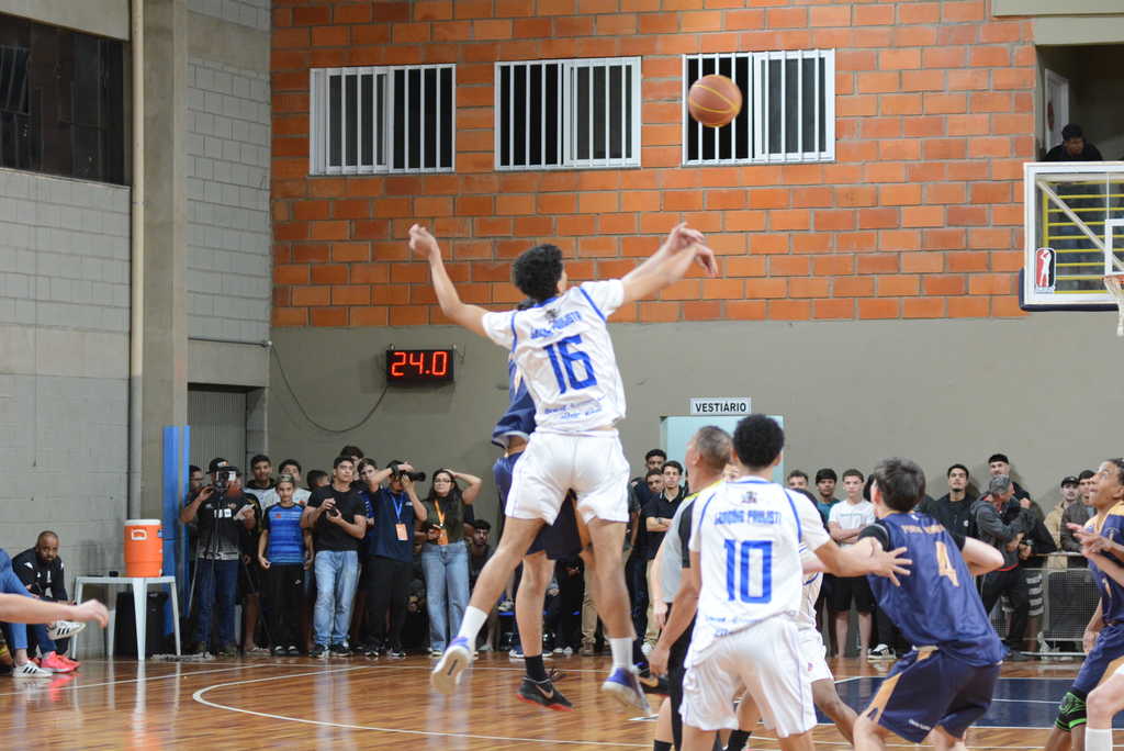 Basquete masculino estreia com vitória 