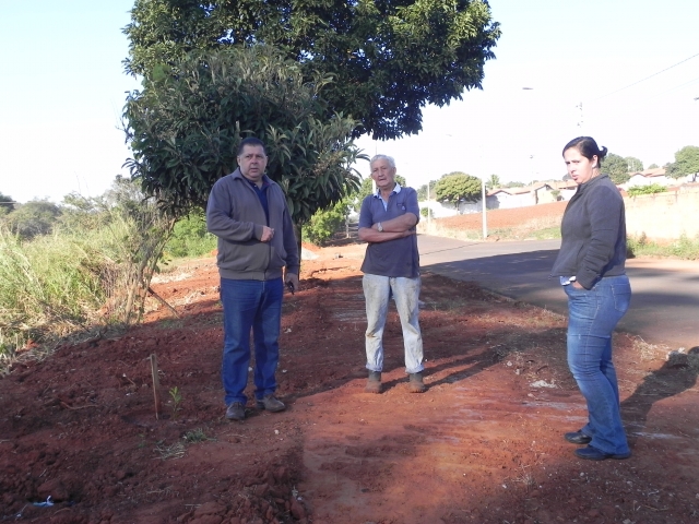 O diretor Claudemir, o morador Nelson e a coordenadora Edéria Pereira Gomes em calçada já limpa