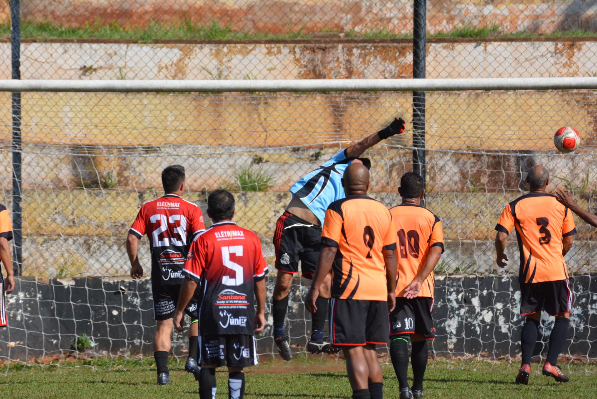 Nas fotos, lances do jogo entre Bikankas (Lençóis Paulista) e Botucatu (uniforme laranja)