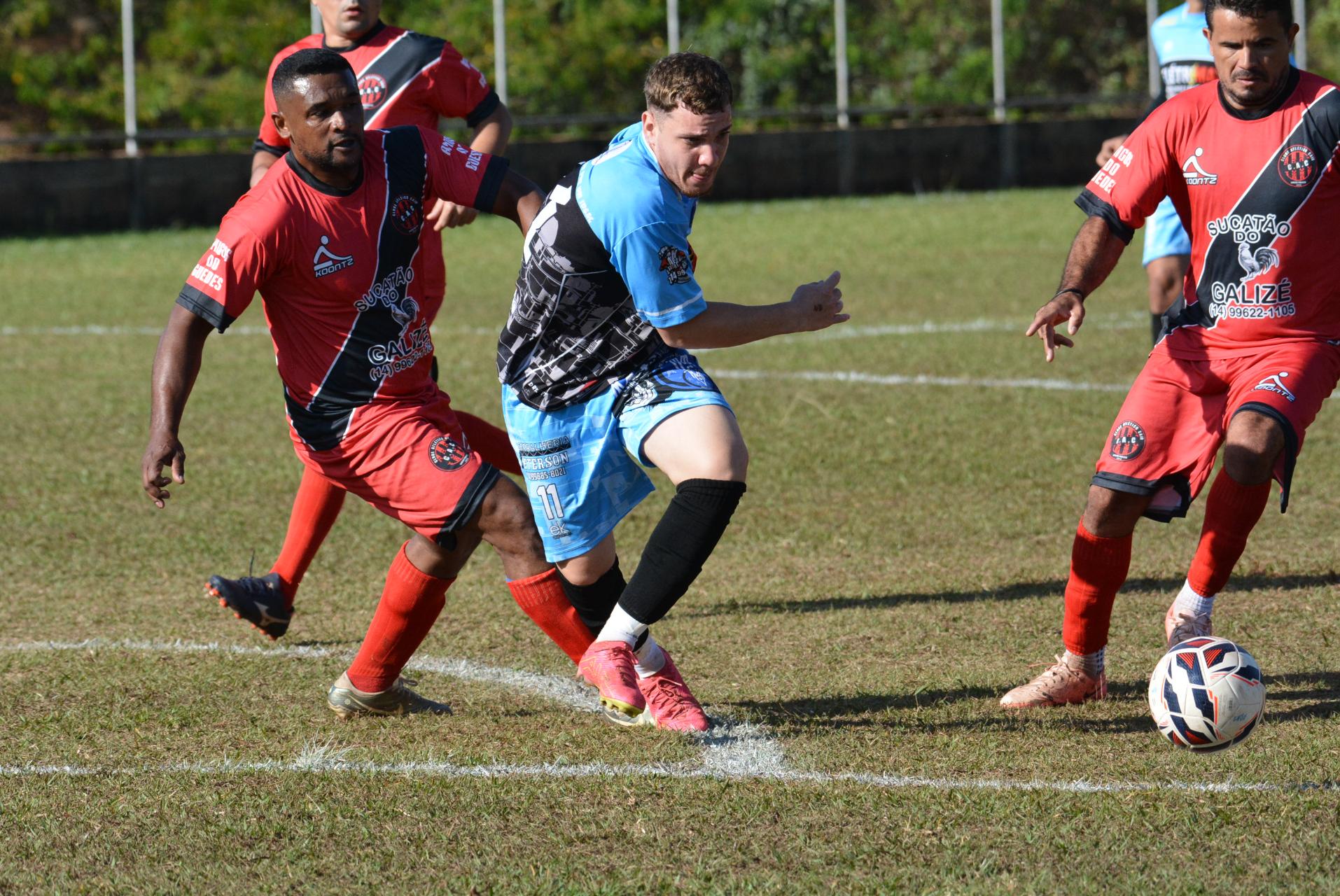 Nas fotos, lances do jogo entre Meninos da Vila (uniforme azul claro) e Atlético Caju