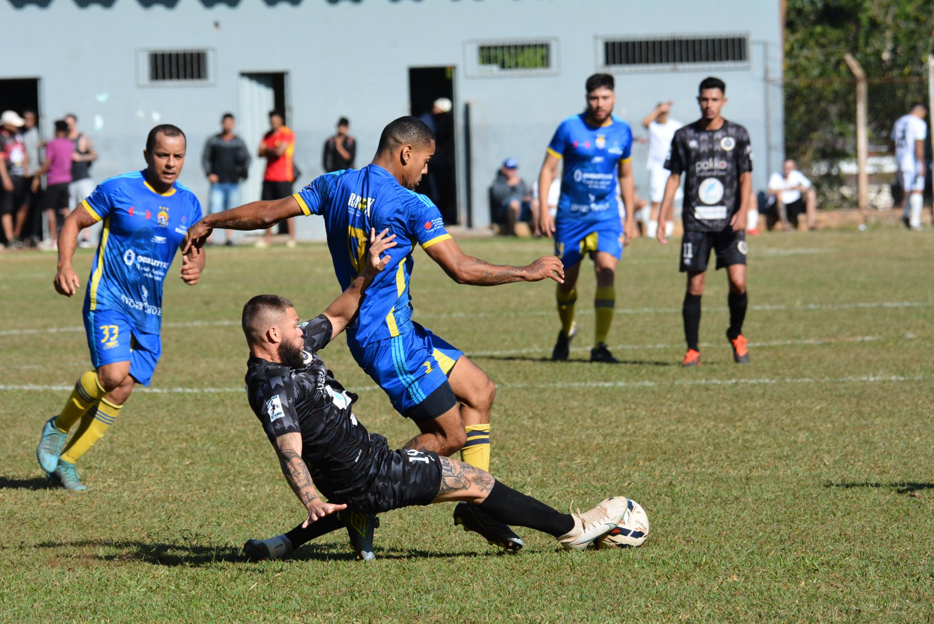 Nas fotos, lances do jogo entre Grêmio Cecap (uniforme azul) e Complexo Caju