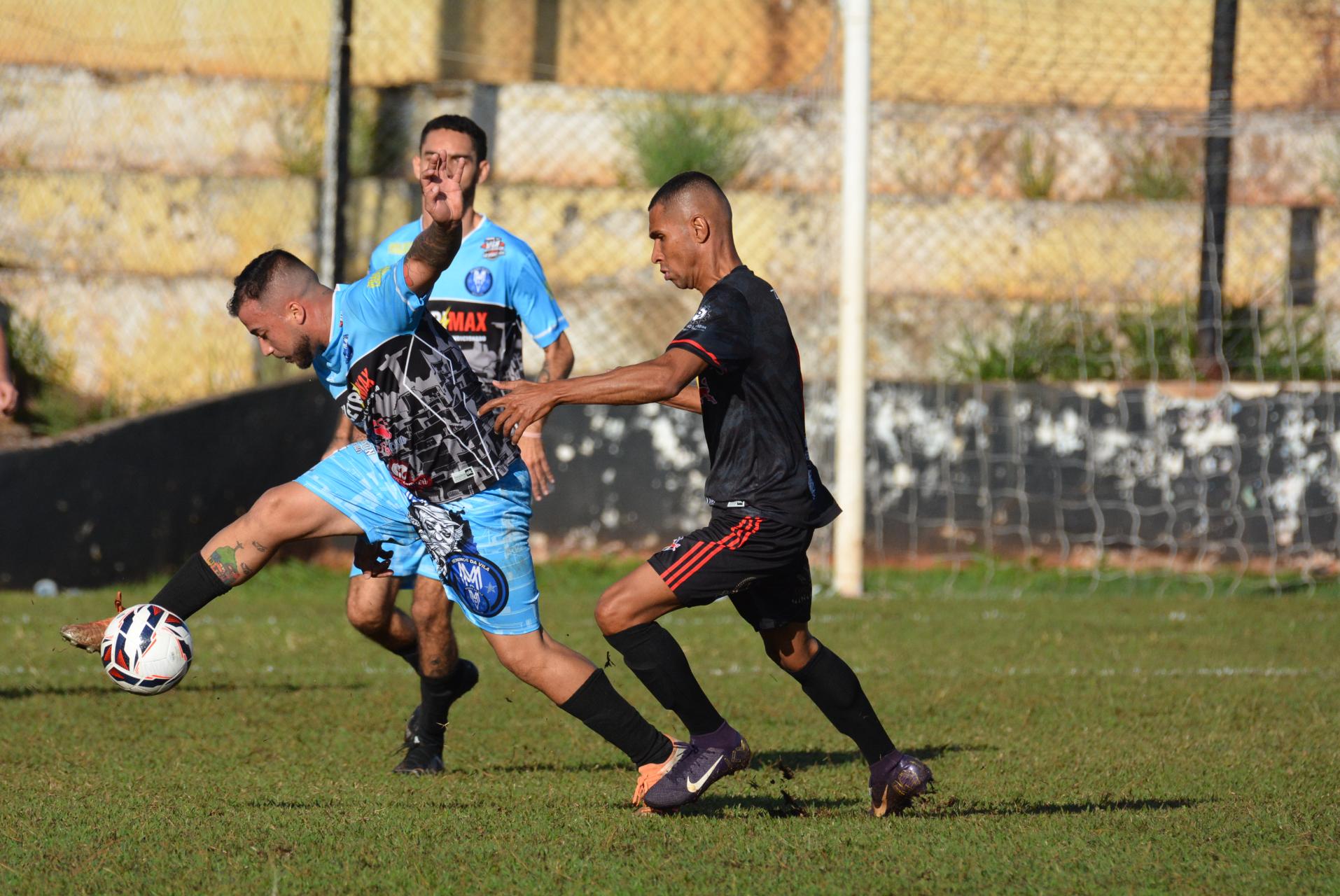 Nas fotos, lance do jogo entre Meninos da Vila (uniforme azul claro) e RED Bull Lençóis