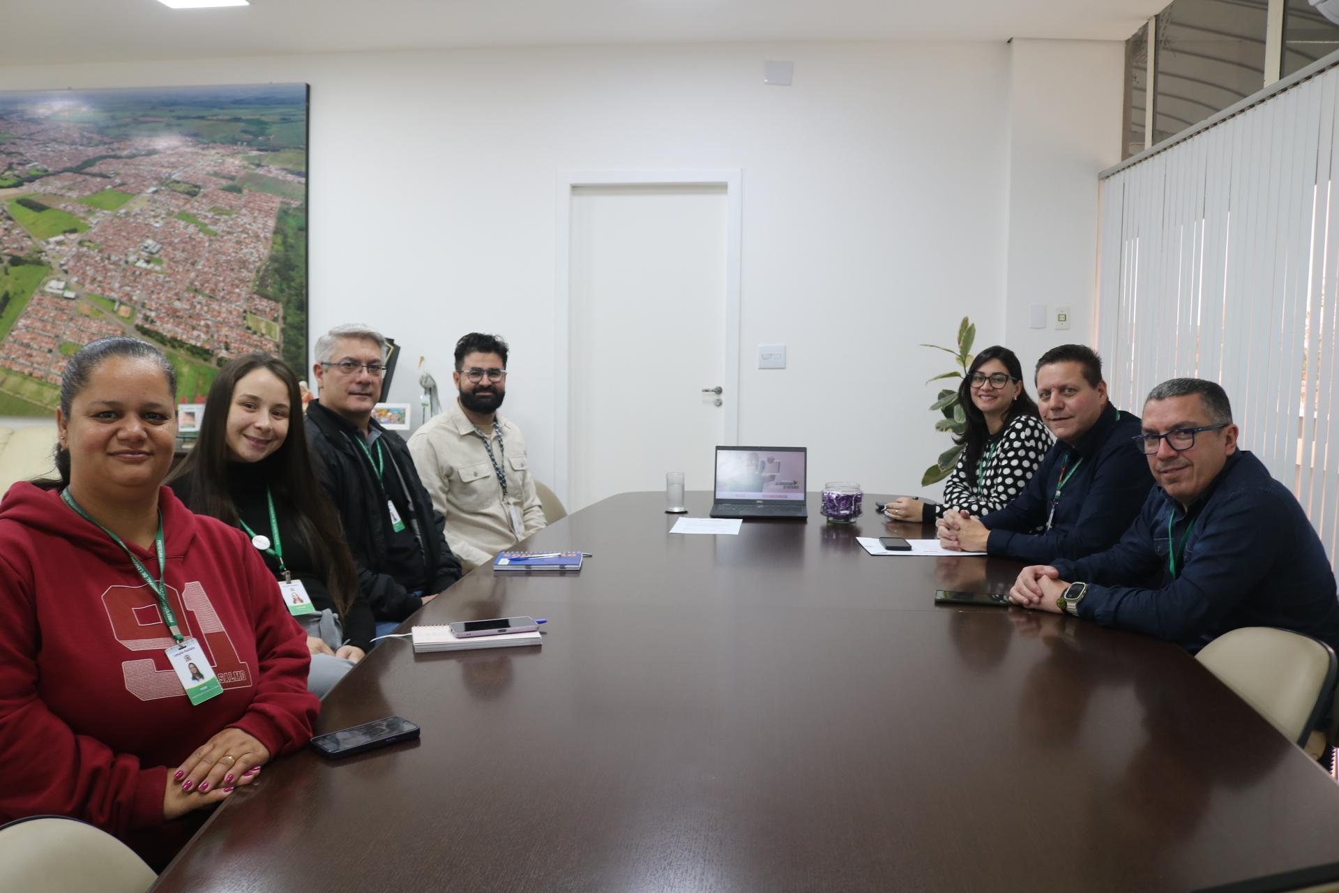 Prefeito recebe protocolo de adesão ao Programa Alimentar o Futuro