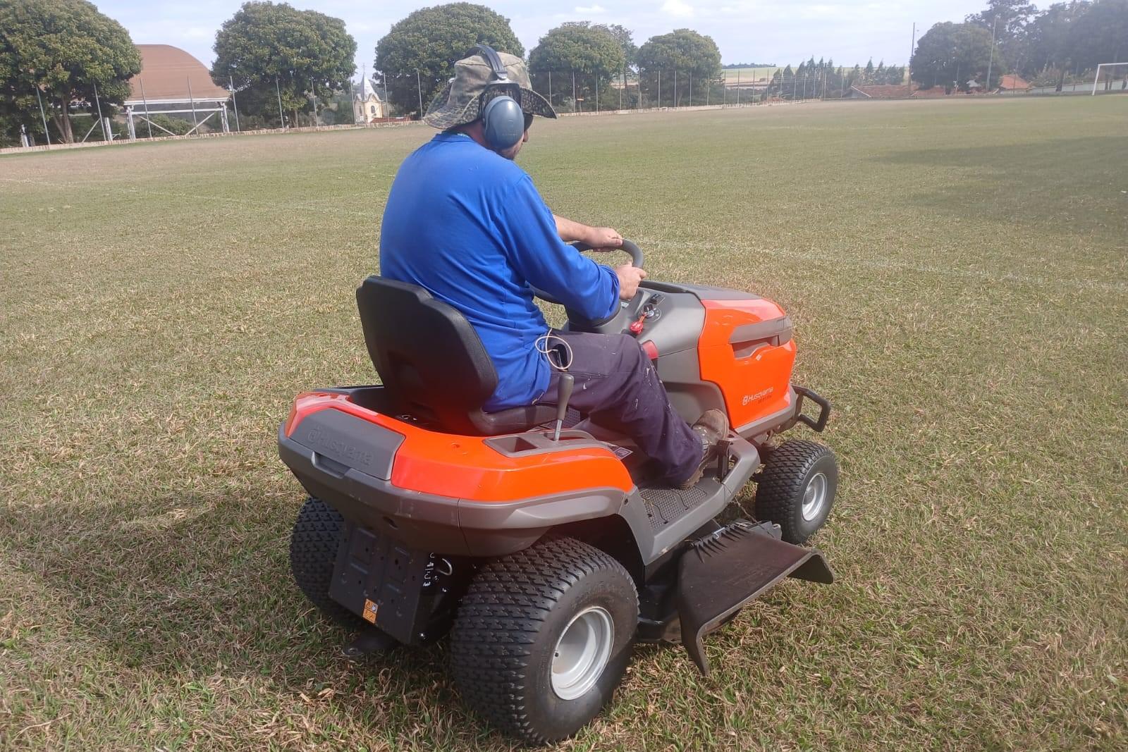 Prefeitura realiza manutenção no campo de futebol de Alfredo Guedes