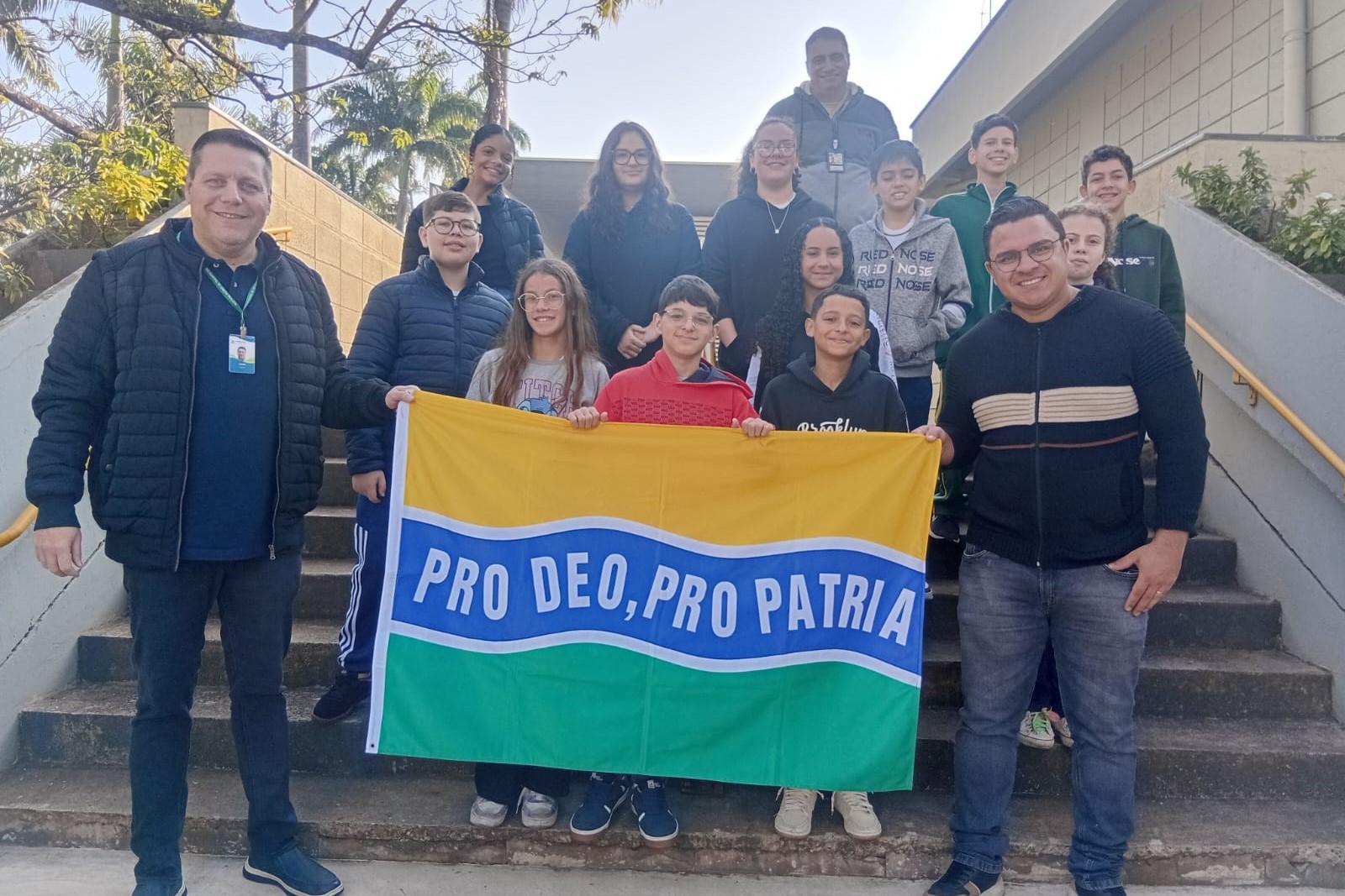 Escola na Prefeitura - prefeito recebe alunos do sétimo ano da escola Lina Bosi Canova