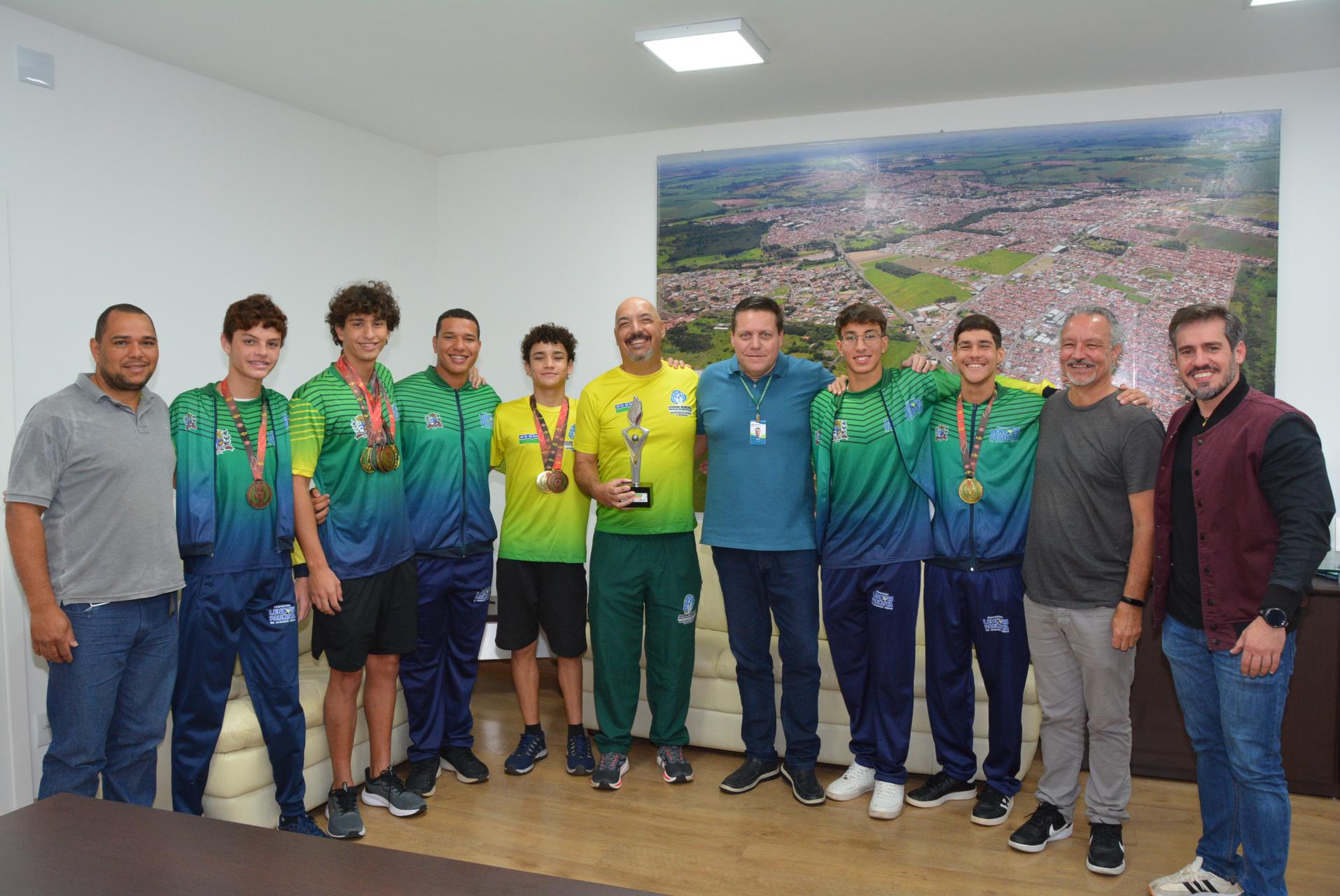 Prefeito participa de encontro com equipe de natação, vice-campeã dos Jogos da Juventude