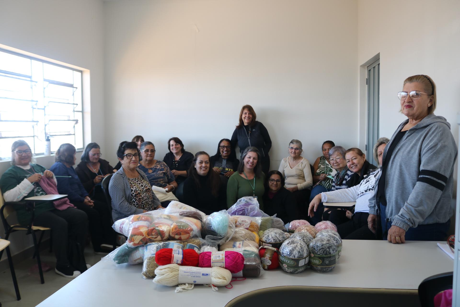 Em crochê e tricô, as voluntárias produzem toucas, meias e luvas, entre outras peças, que já atenderam, por exemplo, os idosos do Lar Nossa Senhora dos Desemparados.