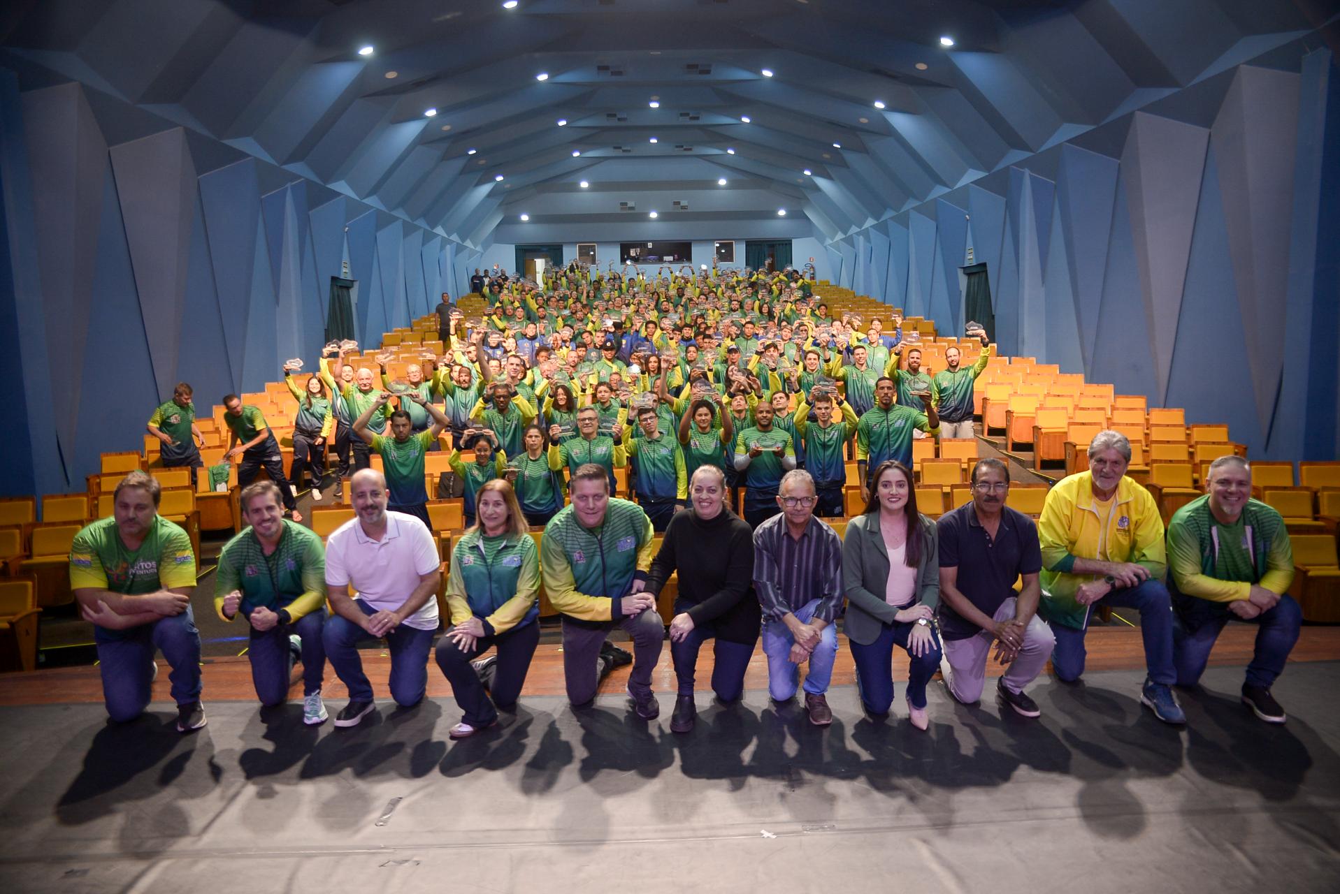 Atletas e técnicos foram homenageados