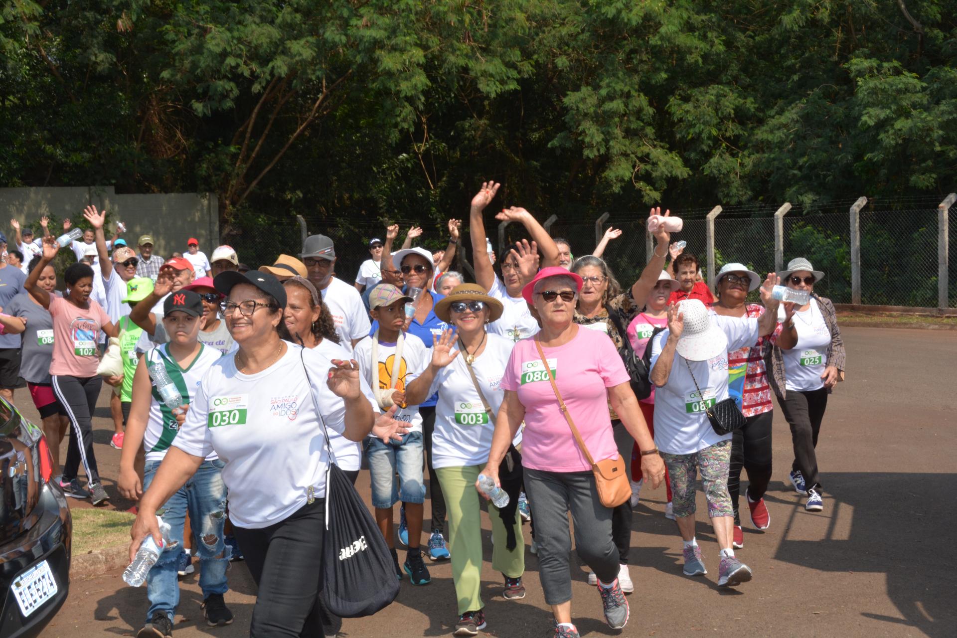 Na foto, idosos chegam ao Centro de Convivência do Idoso (local da concentração) durante caminhada (arquivo Prefeitura/2023)