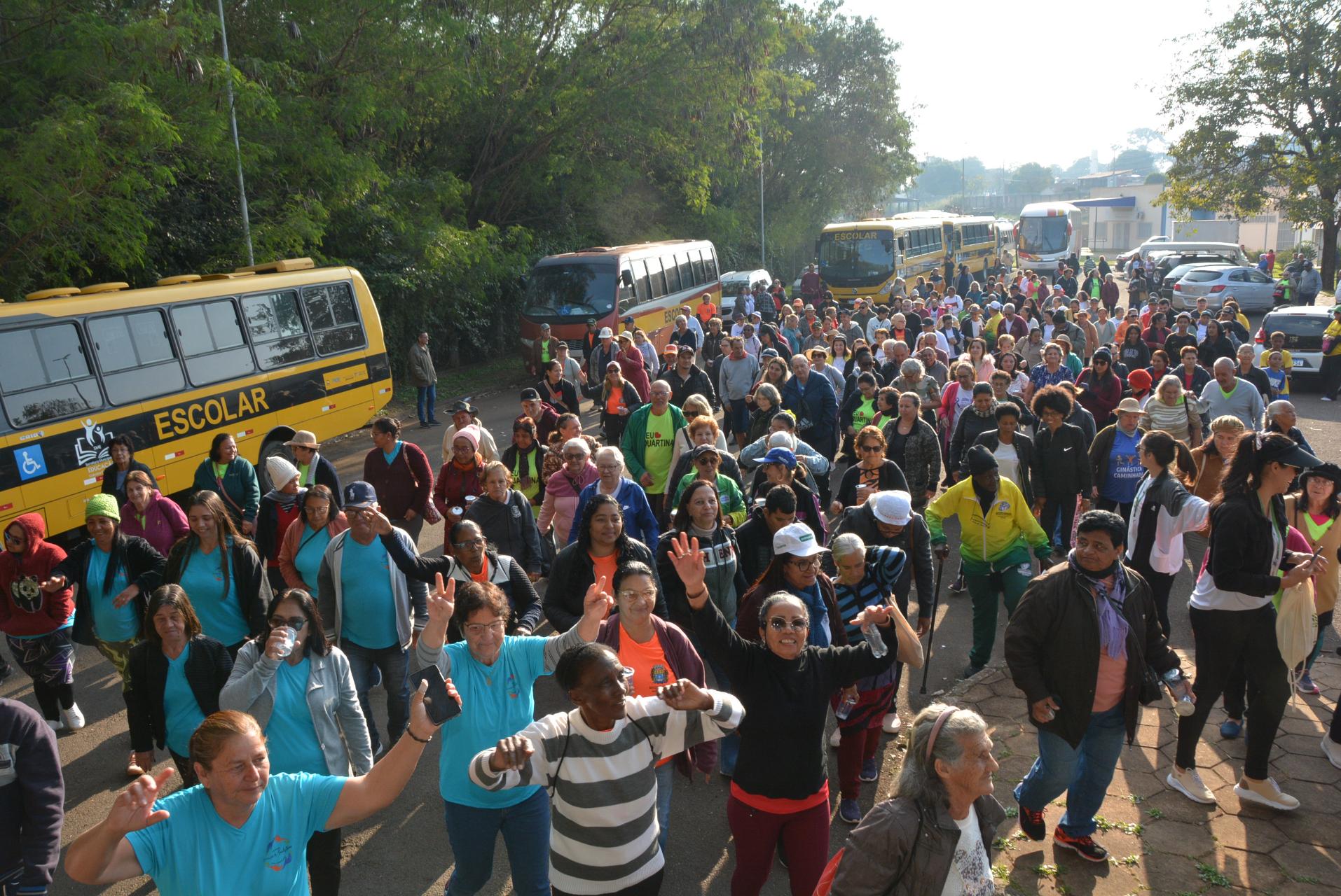 Caminhada para idosos recebe oito cidades