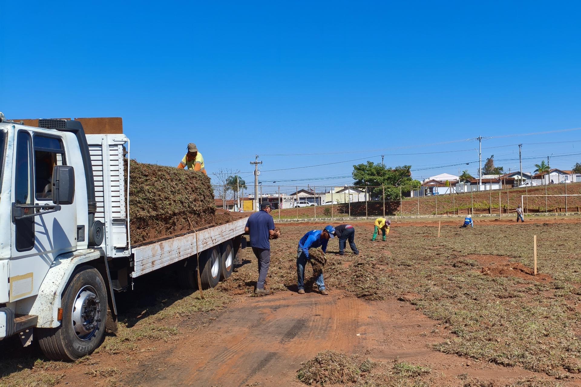 Prefeitura inicia reforma do Vagulão: obra prevê troca de grama e cobertura de vestiários
