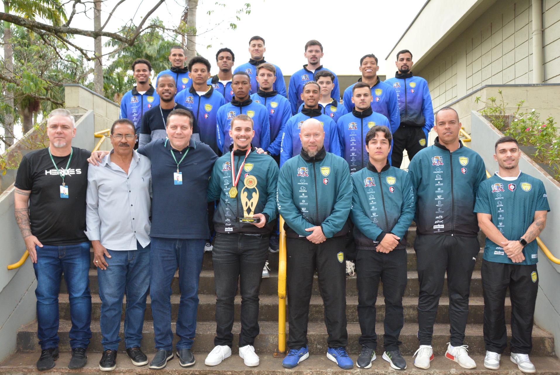 Prefeito recebe atletas do futsal masculino, campeão nos Jogos Regionais