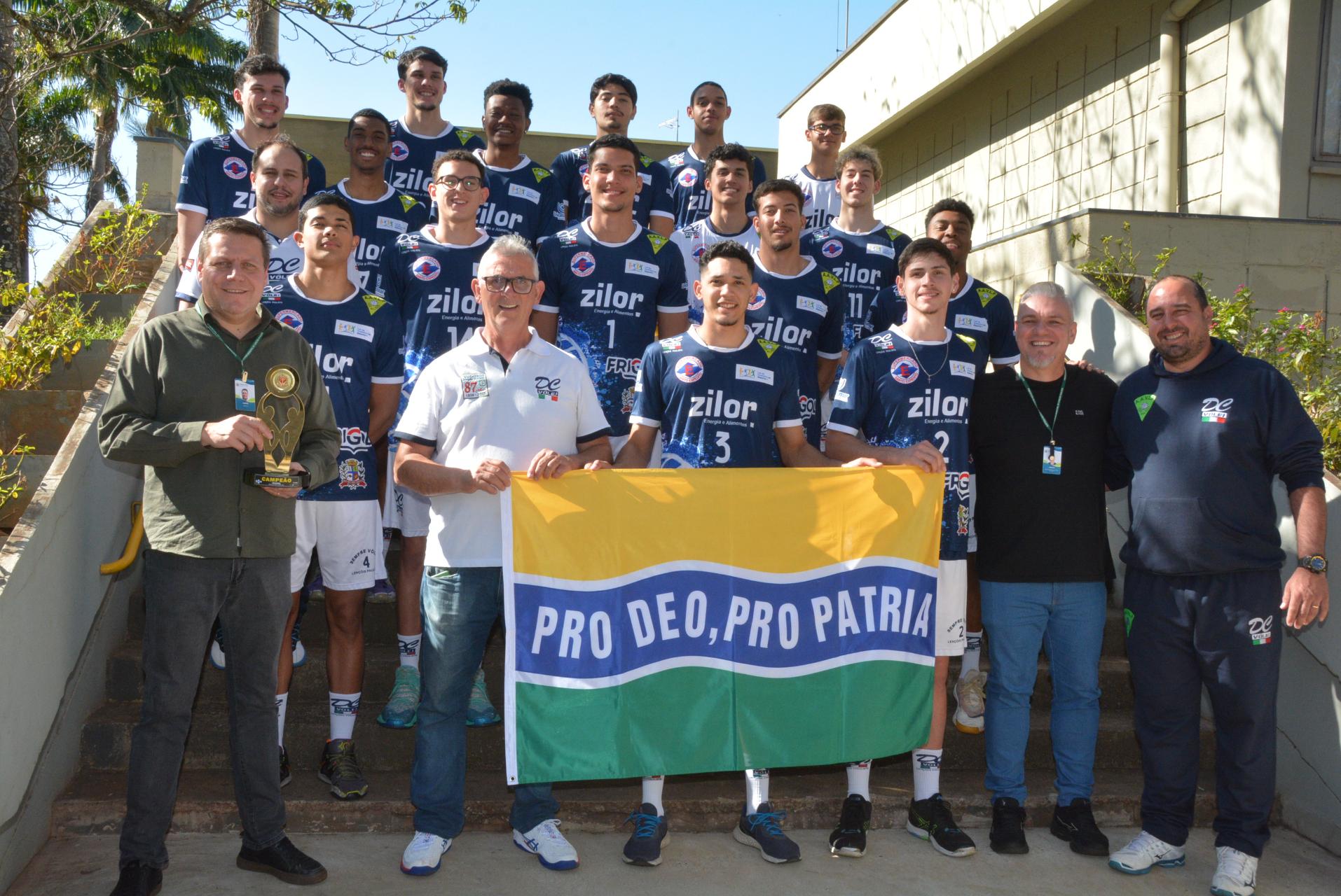Prefeito recebe atletas do voleibol masculino