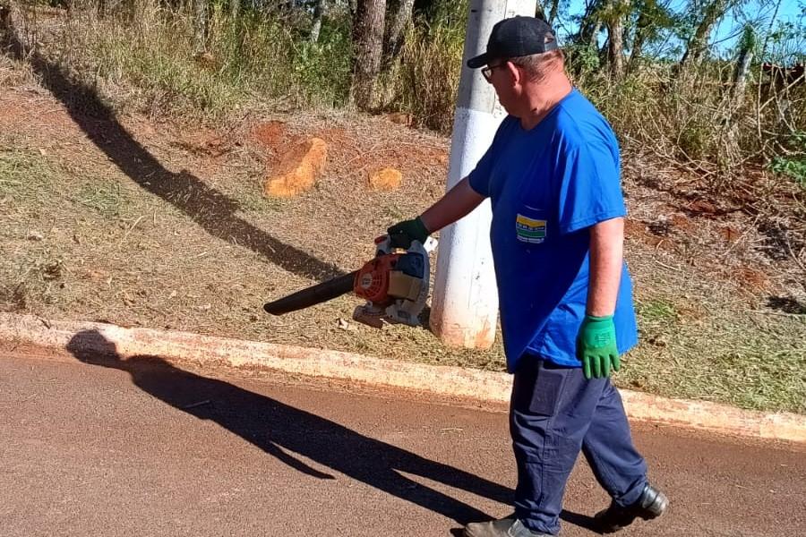 Prefeitura realiza serviços de zeladoria no Distrito de Alfredo Guedes