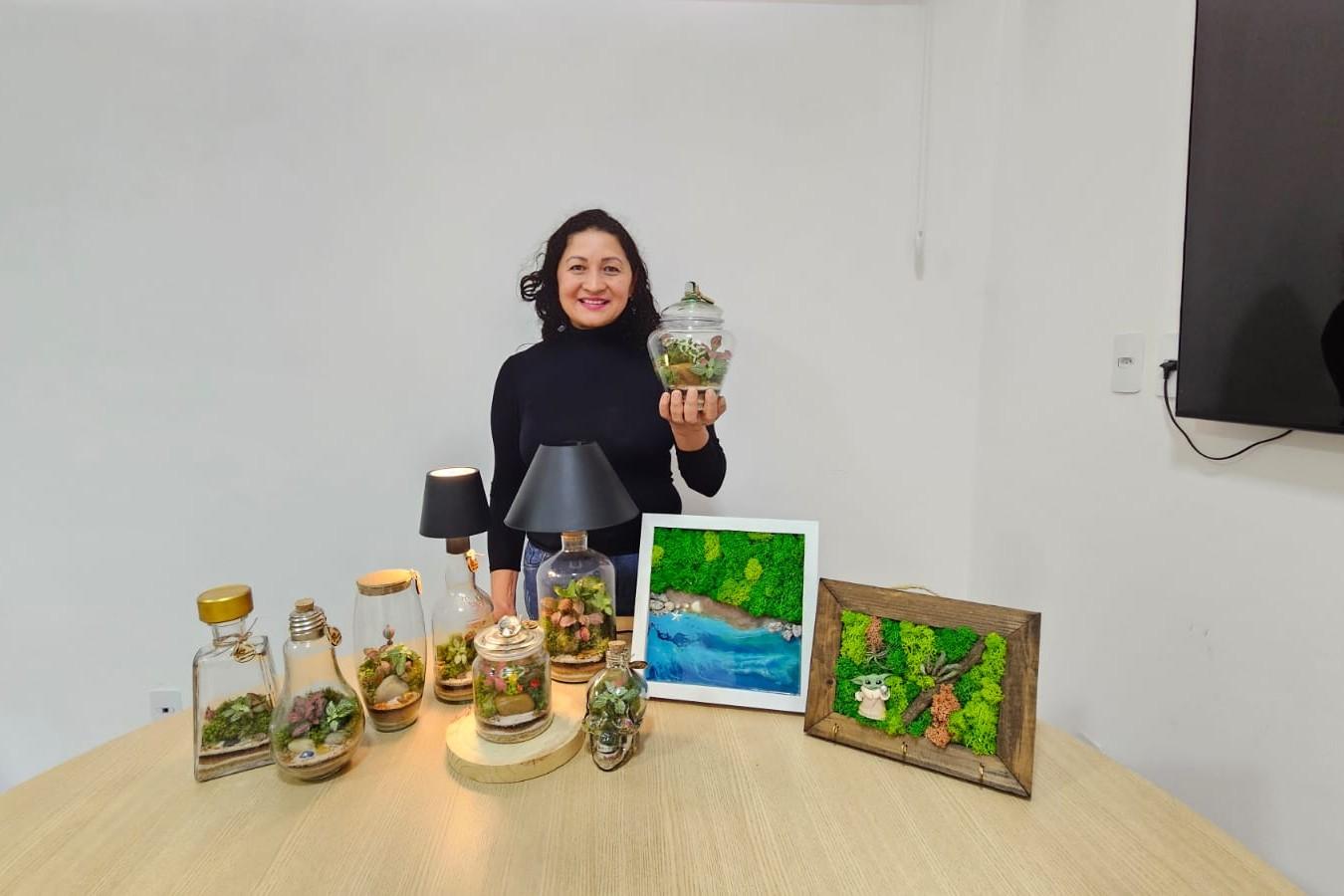 Léia descobriu sua paixão mini jardins e terrários