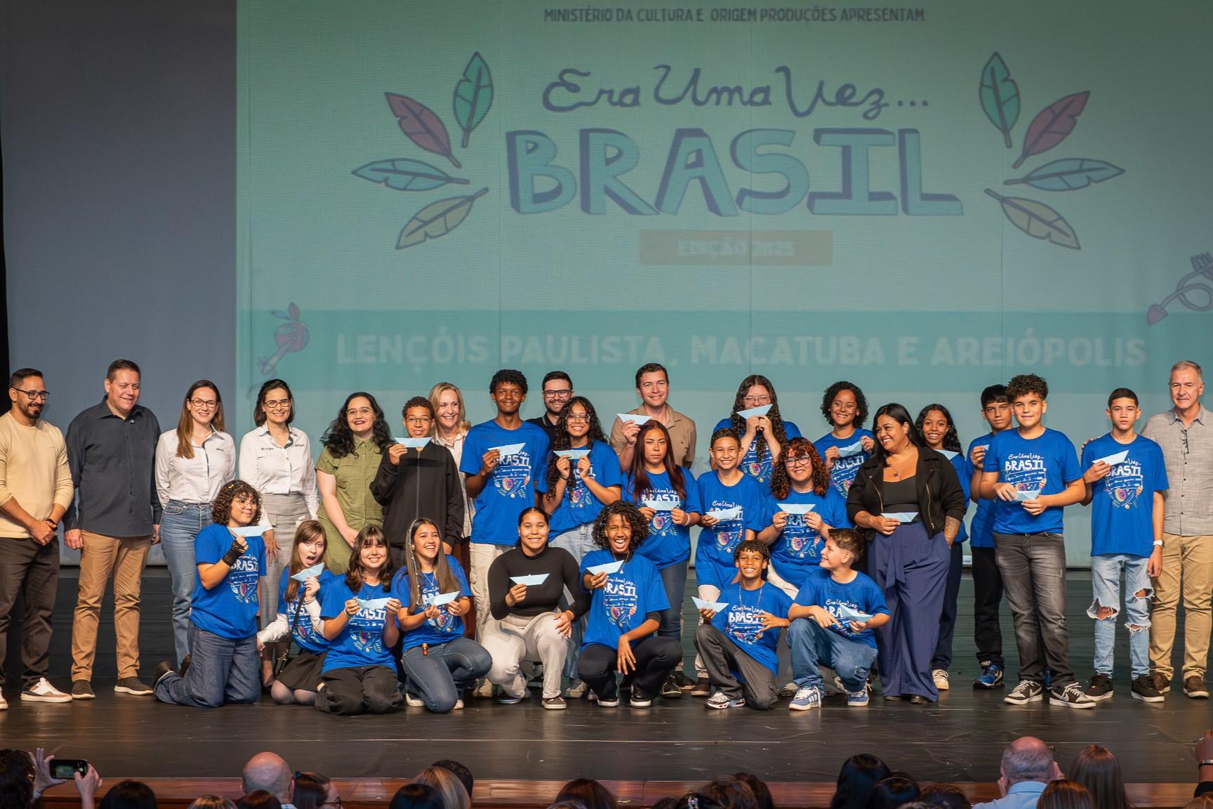 Em sua oitava na região, "Era uma vez..." divulga alunos e professores que farão intercâmbio em Portugal em 2025