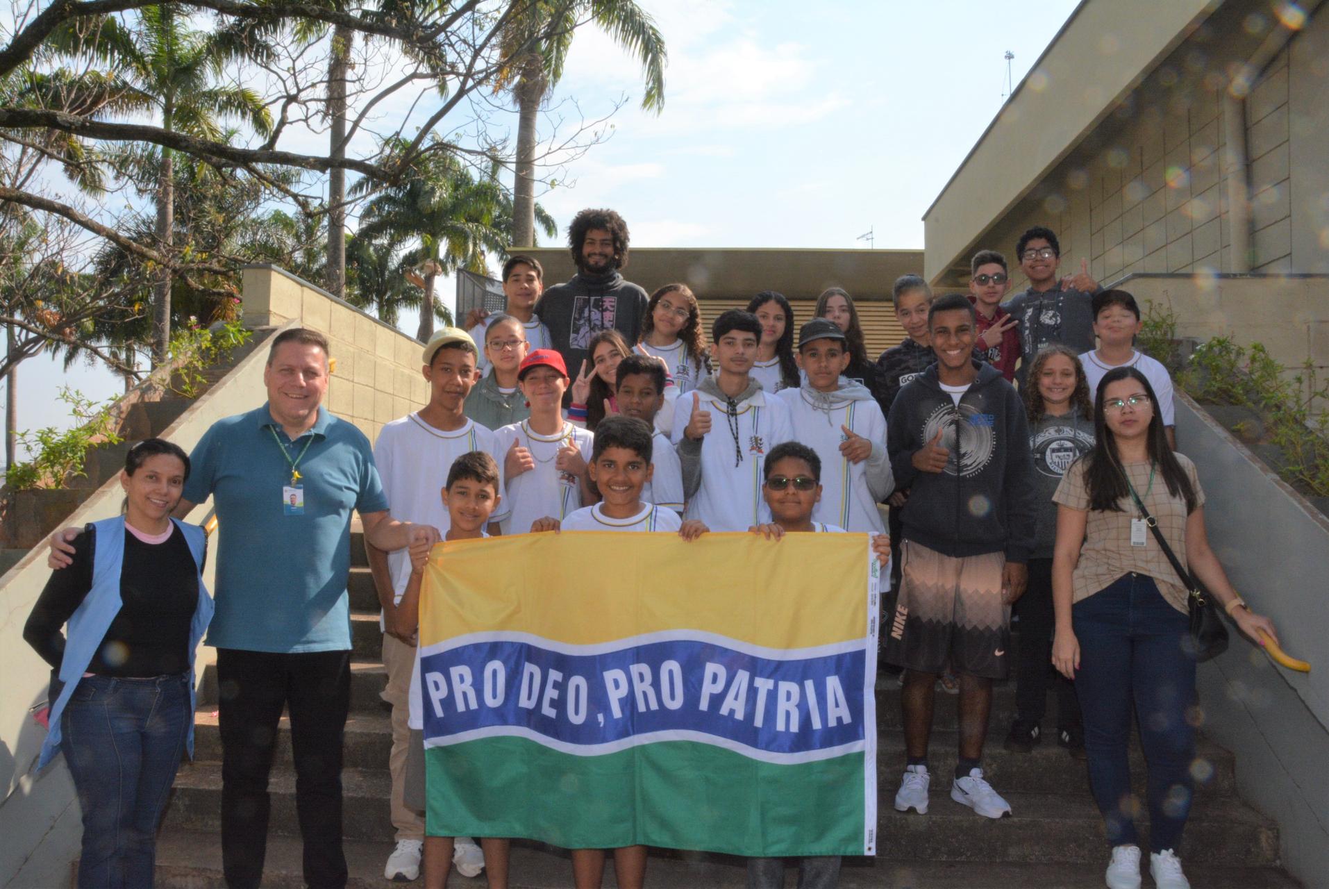 Na foto, prefeito André Sasso ao final do encontro com os alunos do CEEIOL