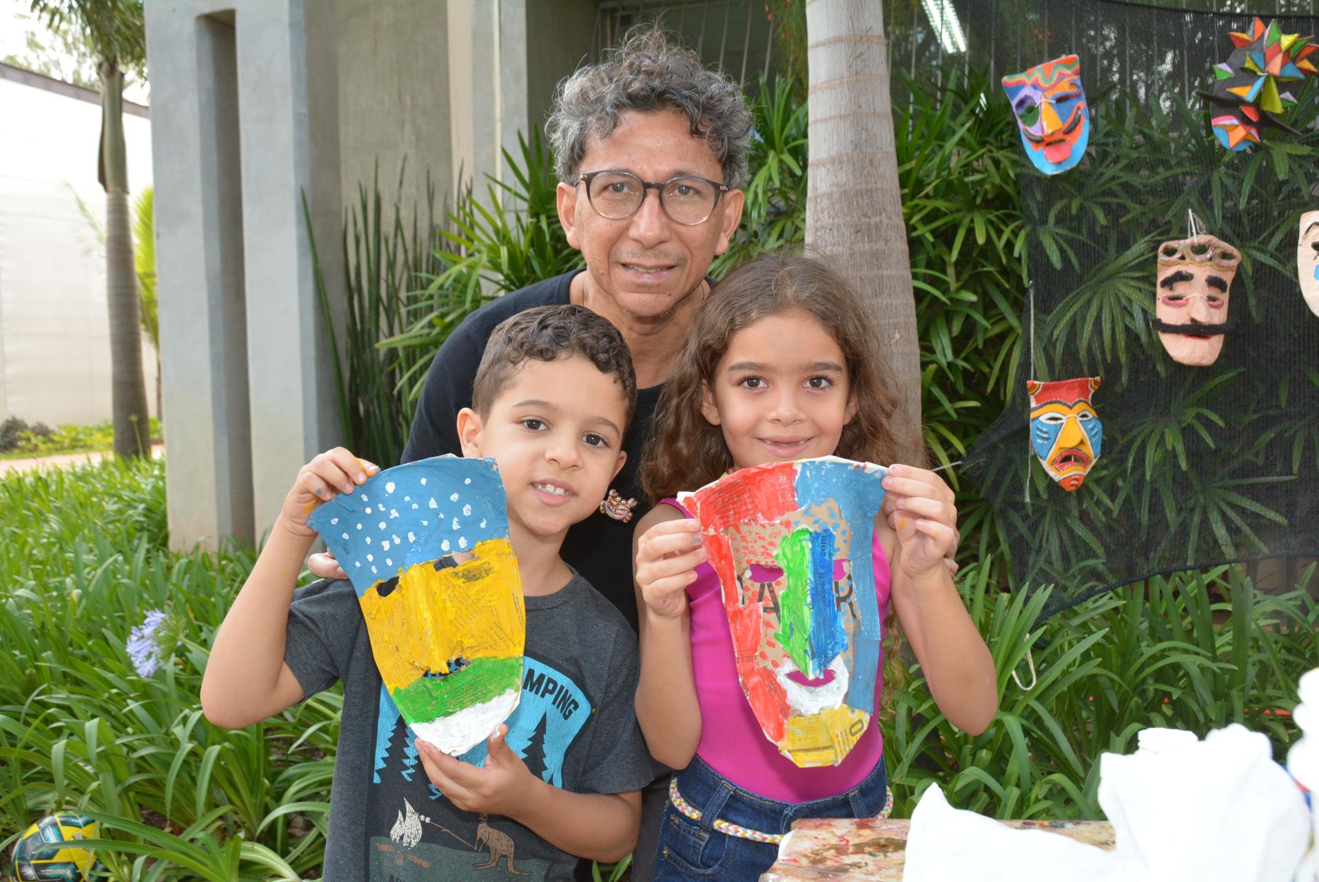 Na foto, o artista plástico Antônio Marcos durante a oficina de máscara na edição 2024 do FILLP