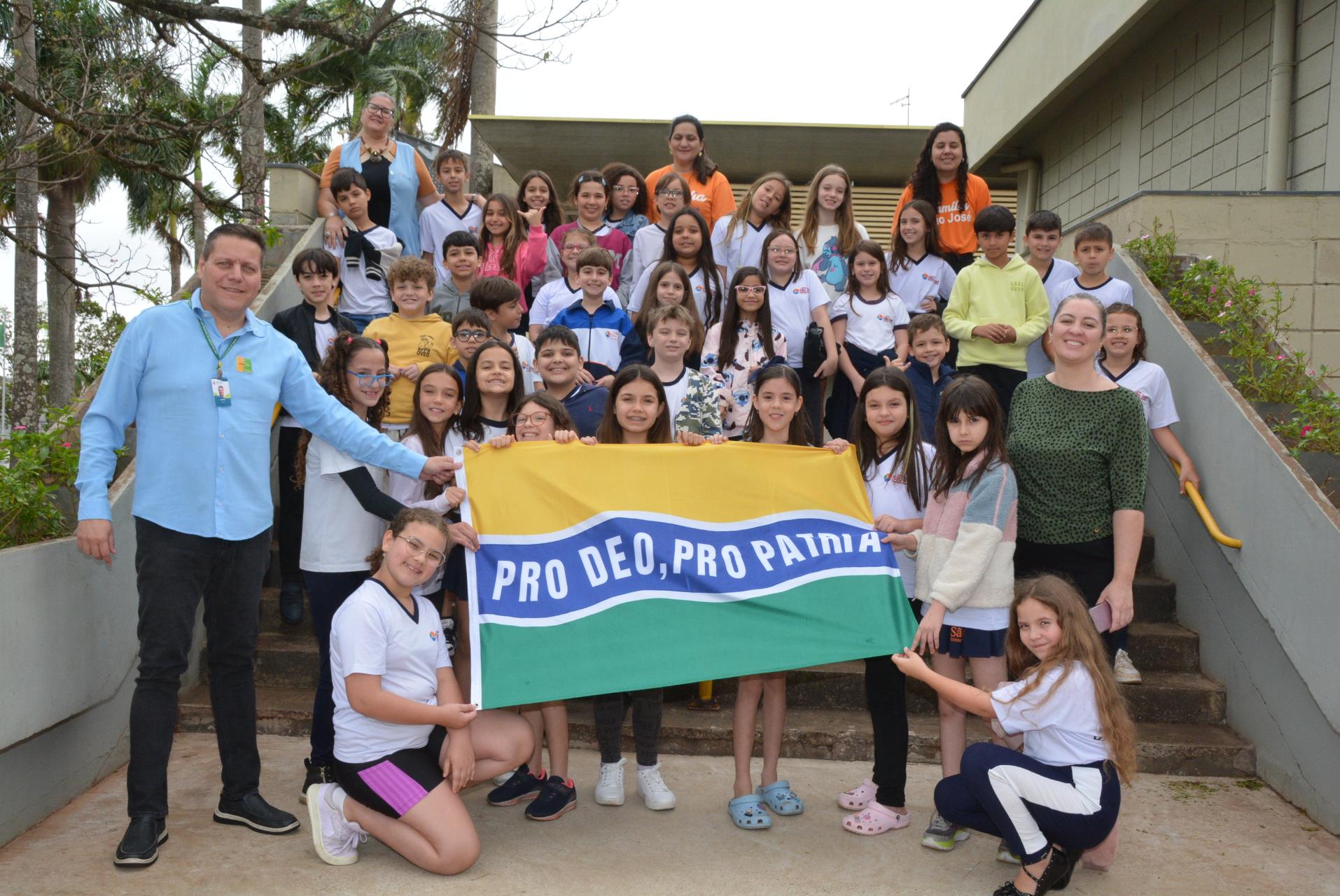 Prefeito André Sasso durante encontro com os alunos do Colégio São José