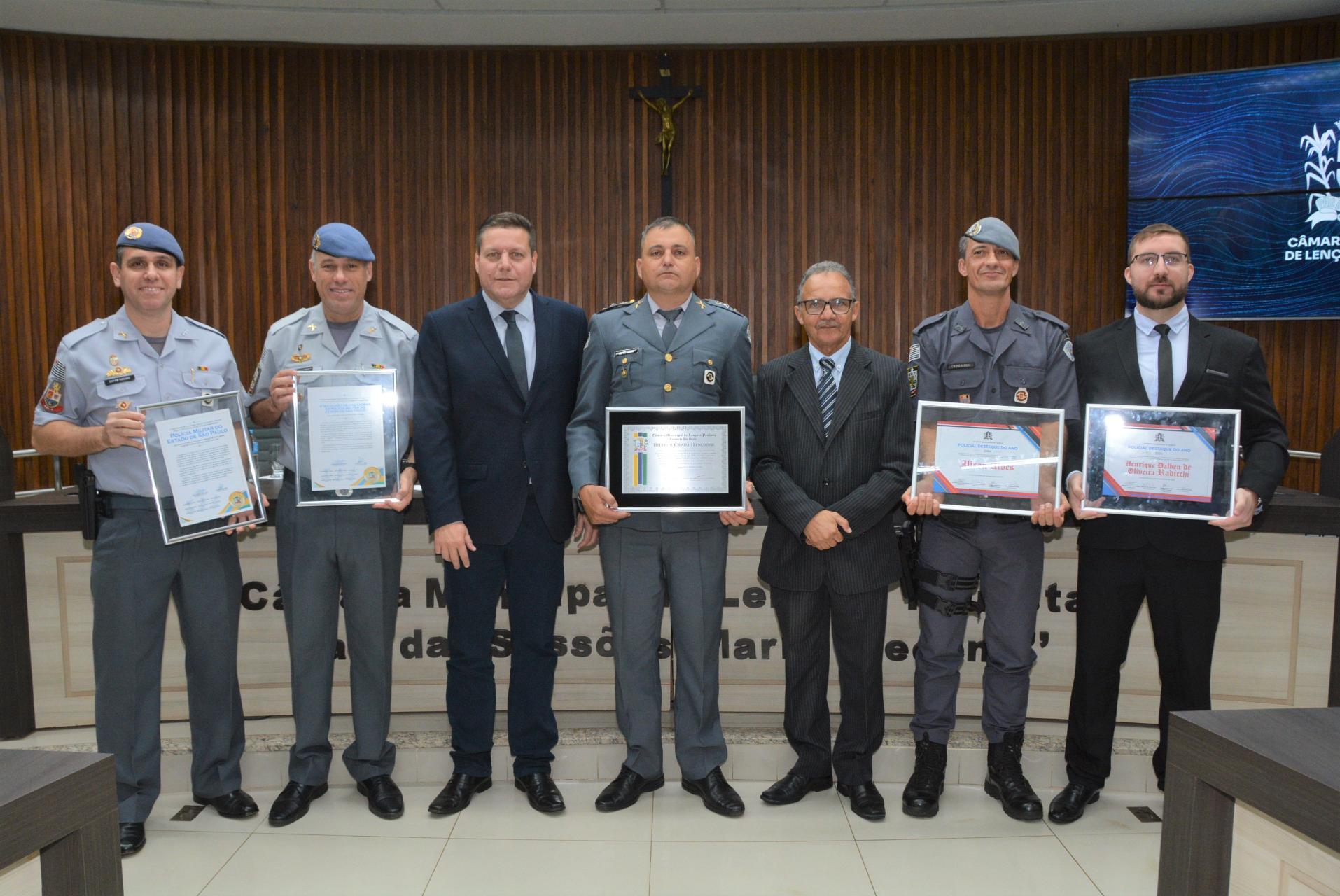 Sessão Solene foi realizada no plenário da Câmara Municipal