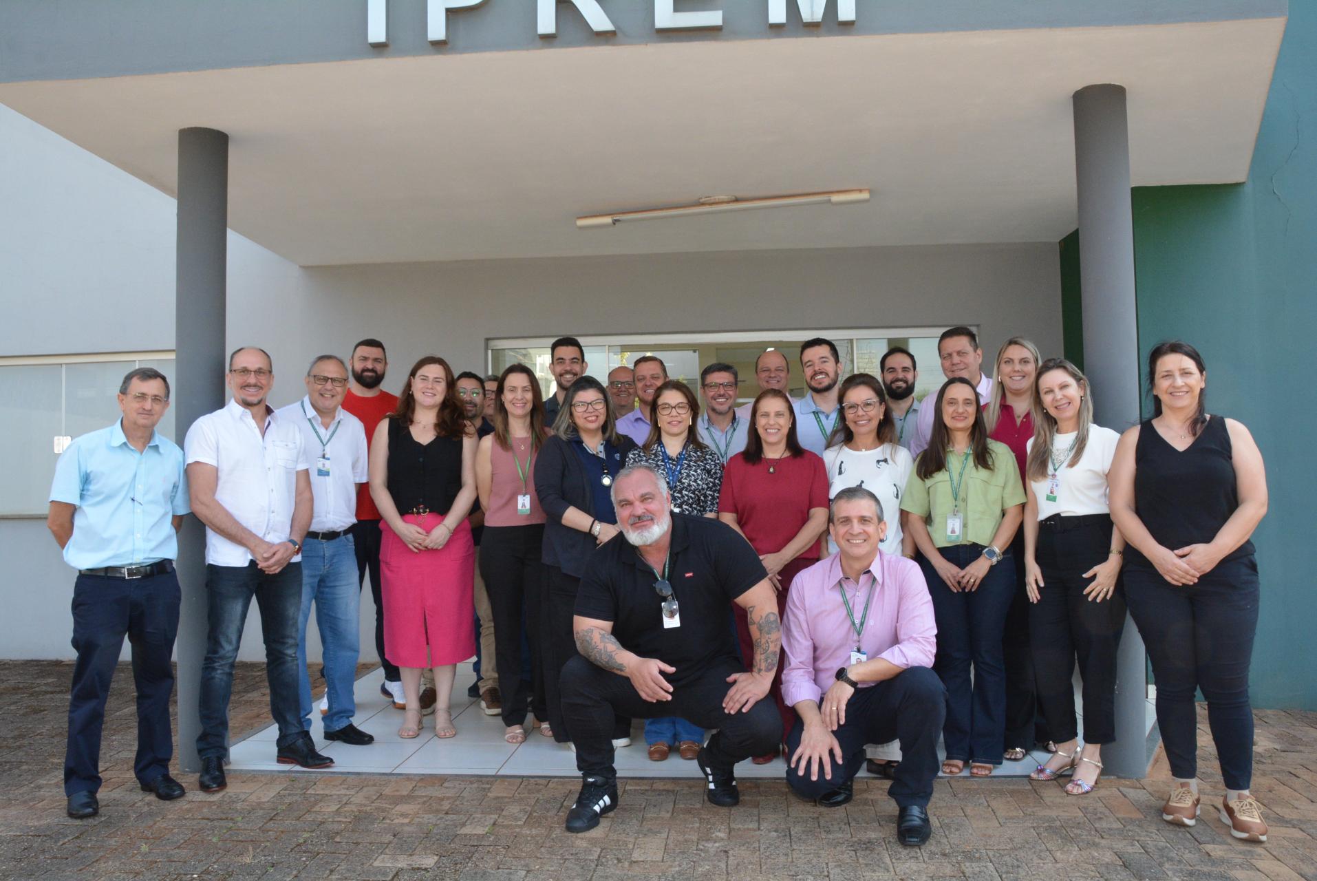 Nas fotos, prefeito André Sasso durante encontro com os novos membros dos Conselhos Administrativo e Fiscal e fachada do IPREM