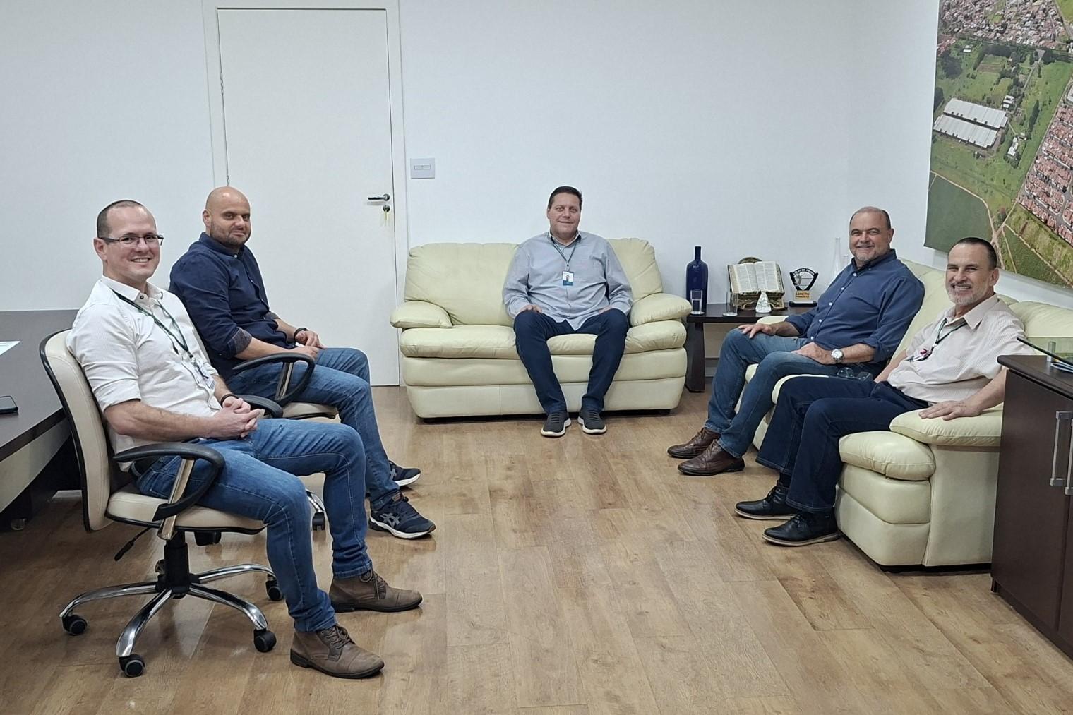 A reunião, realizada no Paço Municipal, teve como objetivo discutir demandas e projetos estratégicos para o desenvolvimento de Lençóis Paulista.