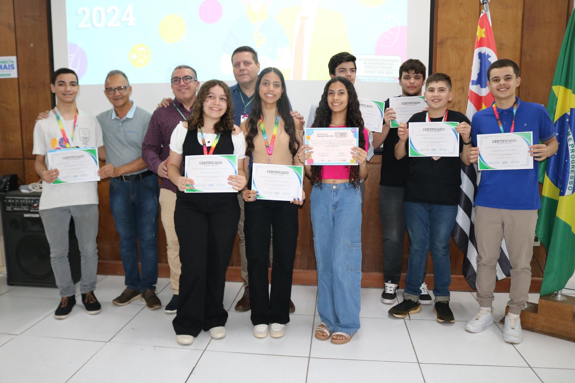 Alunos de escolas municipais recebem medalhas da Olimpíada Brasileira de Matemática