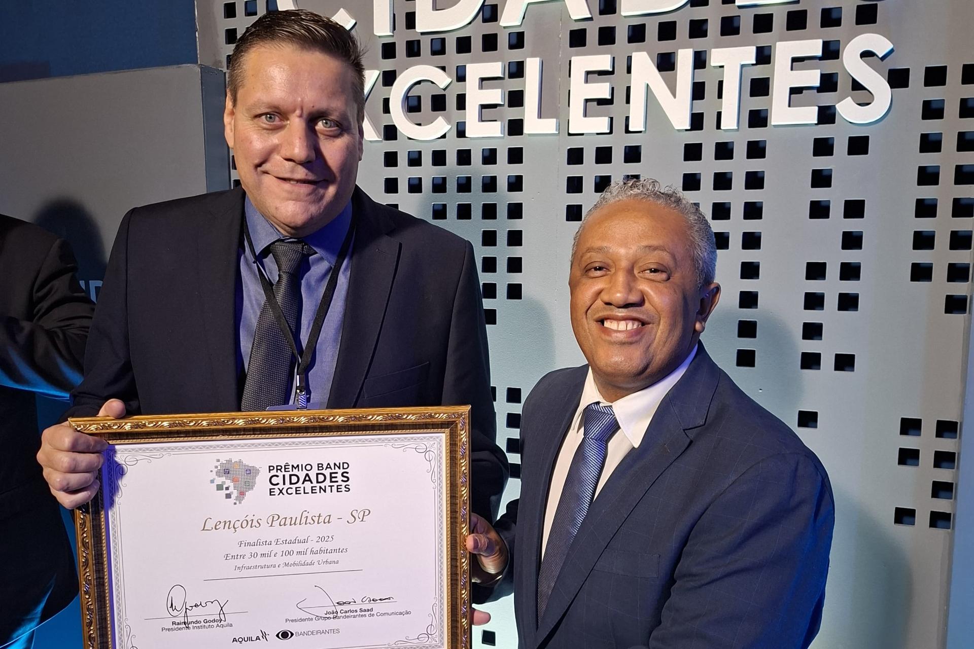 Prefeito esteve na cerimônia acompanhado do vice, Manezinho, e dos secretários Anderson Buratto e Aline Fogolin