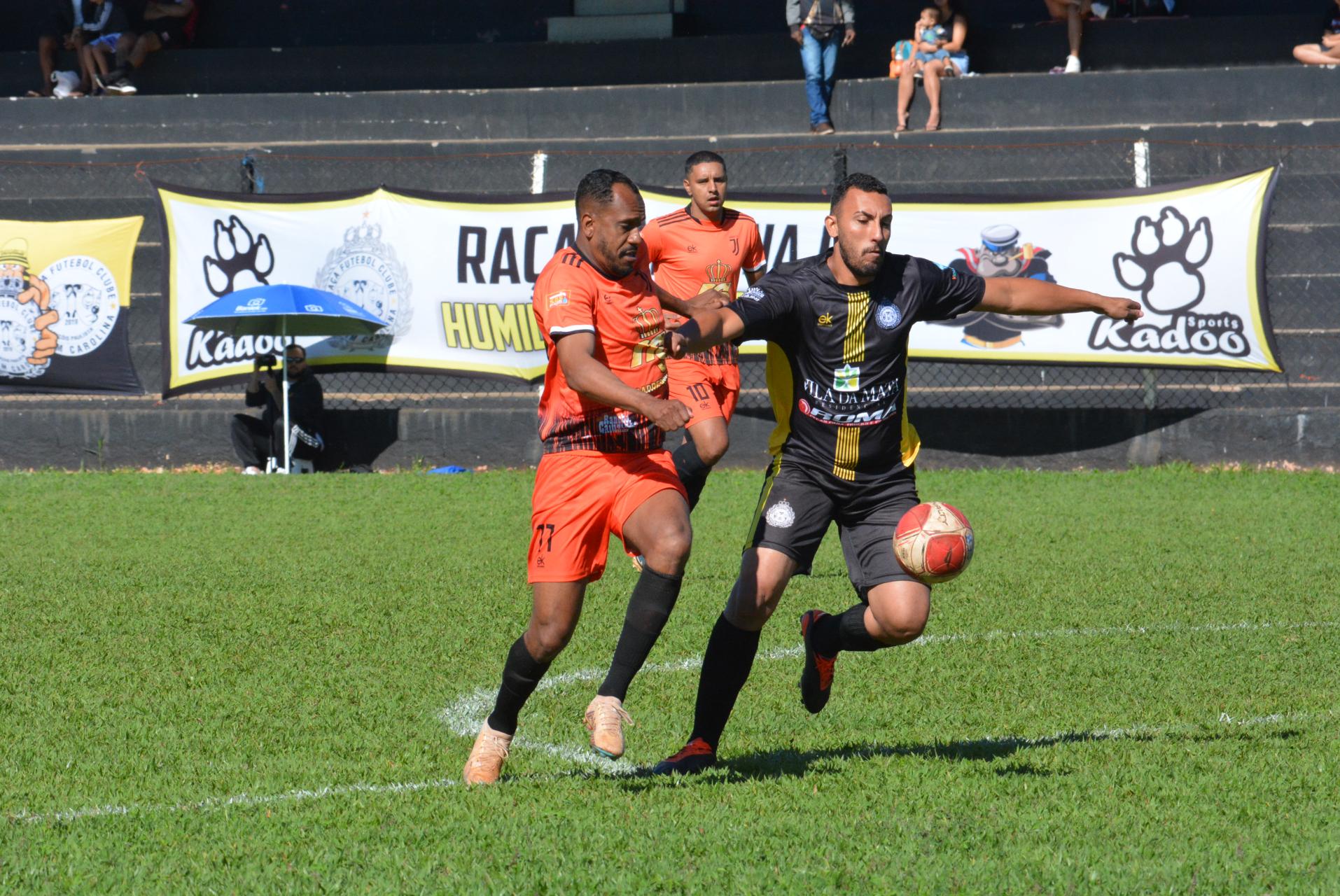 Na foto, lance do jogo entre Raça Carolina e Juventus Lençóis (uniforme laranja)