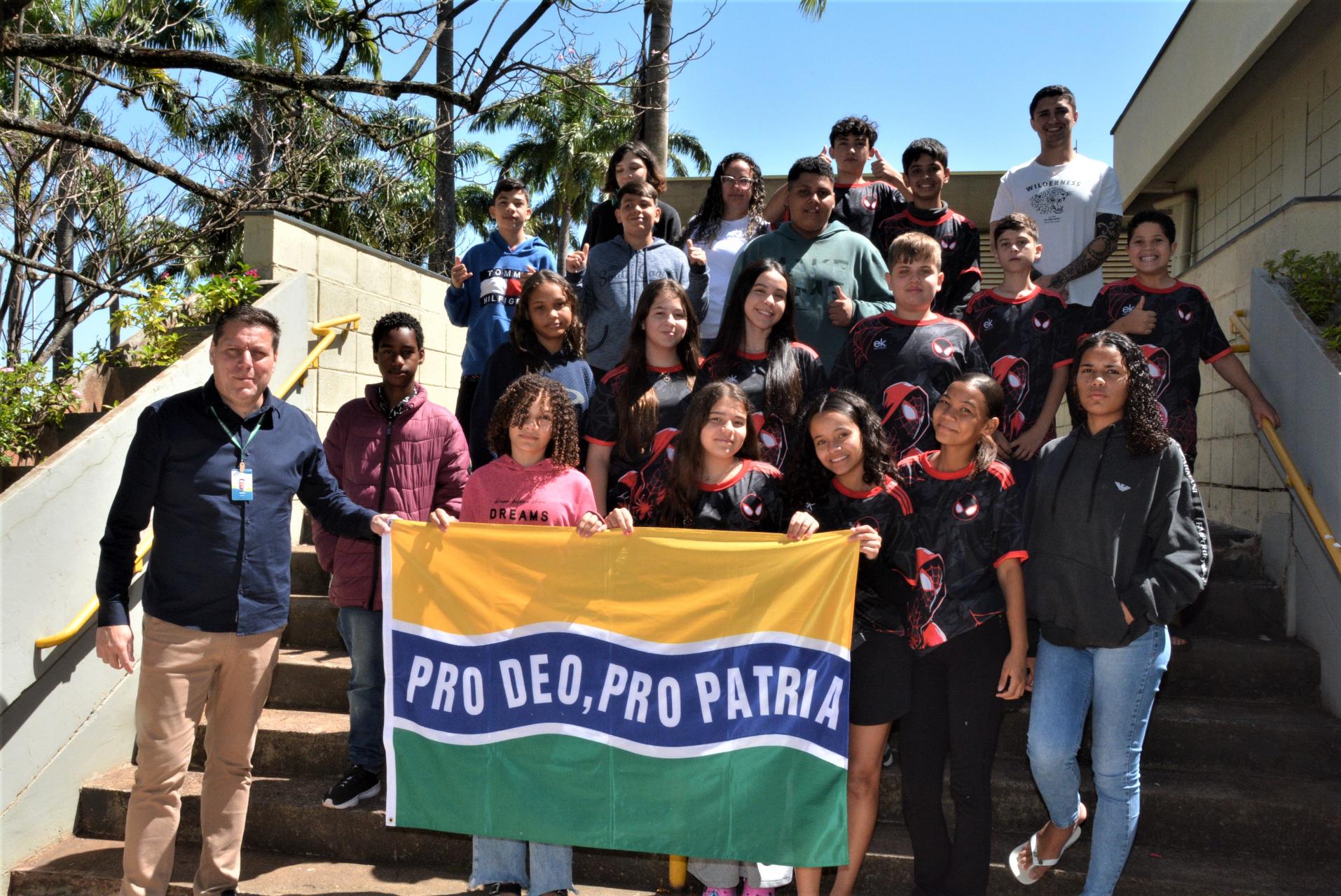 Nas fotos, momentos do encontro dos alunos com o prefeito André Sasso, na Câmara Municipal e com o secretário de Educação, professor Guto