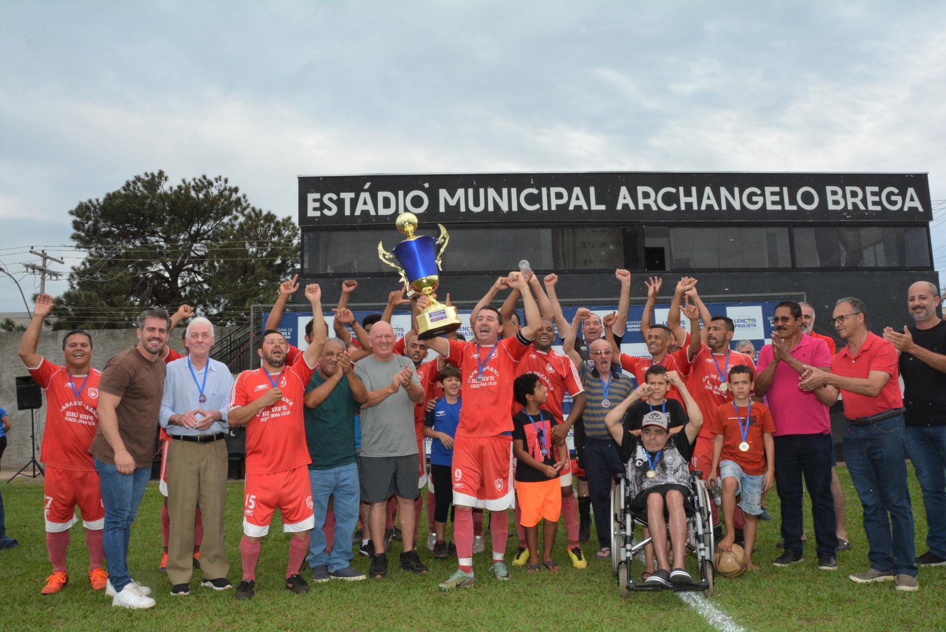 Nas fotos, cerimônia de premiação realizada após a decisão entre as equipes do Cruzeiro (uniforme vermelho) e Clube Esportivo Marimbondo