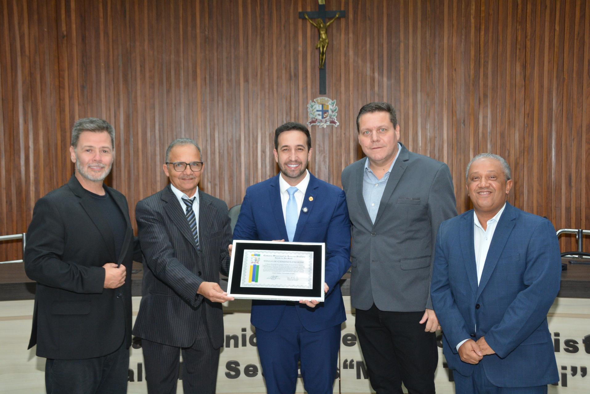 Nas fotos momentos da Sessão Solene realizada na Câmara Municipal no dia 13