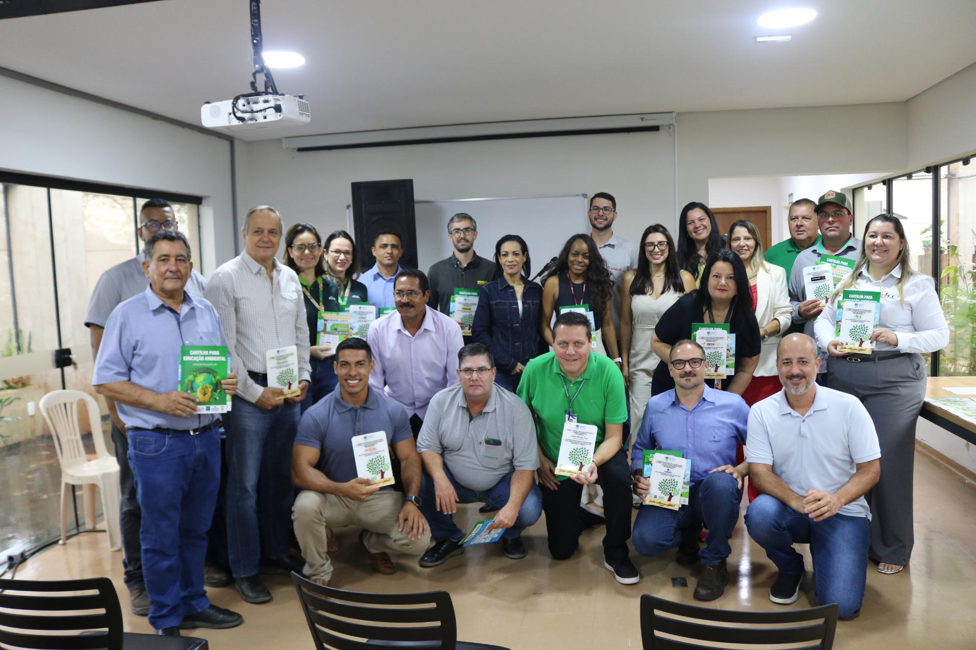 Prefeitura apresenta cartilhas de educação ambiental que serão utilizadas no próximo ano letivo