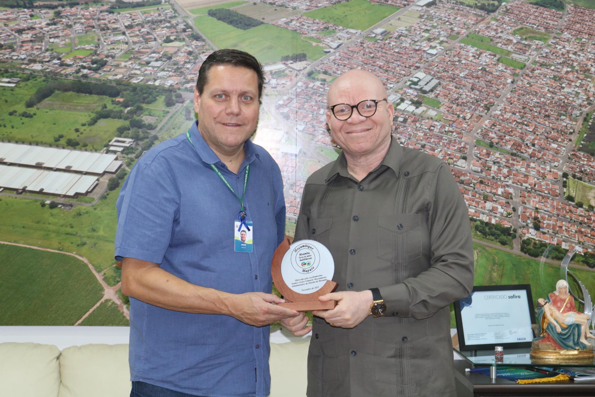Prefeito André Sasso recebe lembrança de administrador de Moamba, Carlos Eduardo Mussanhane