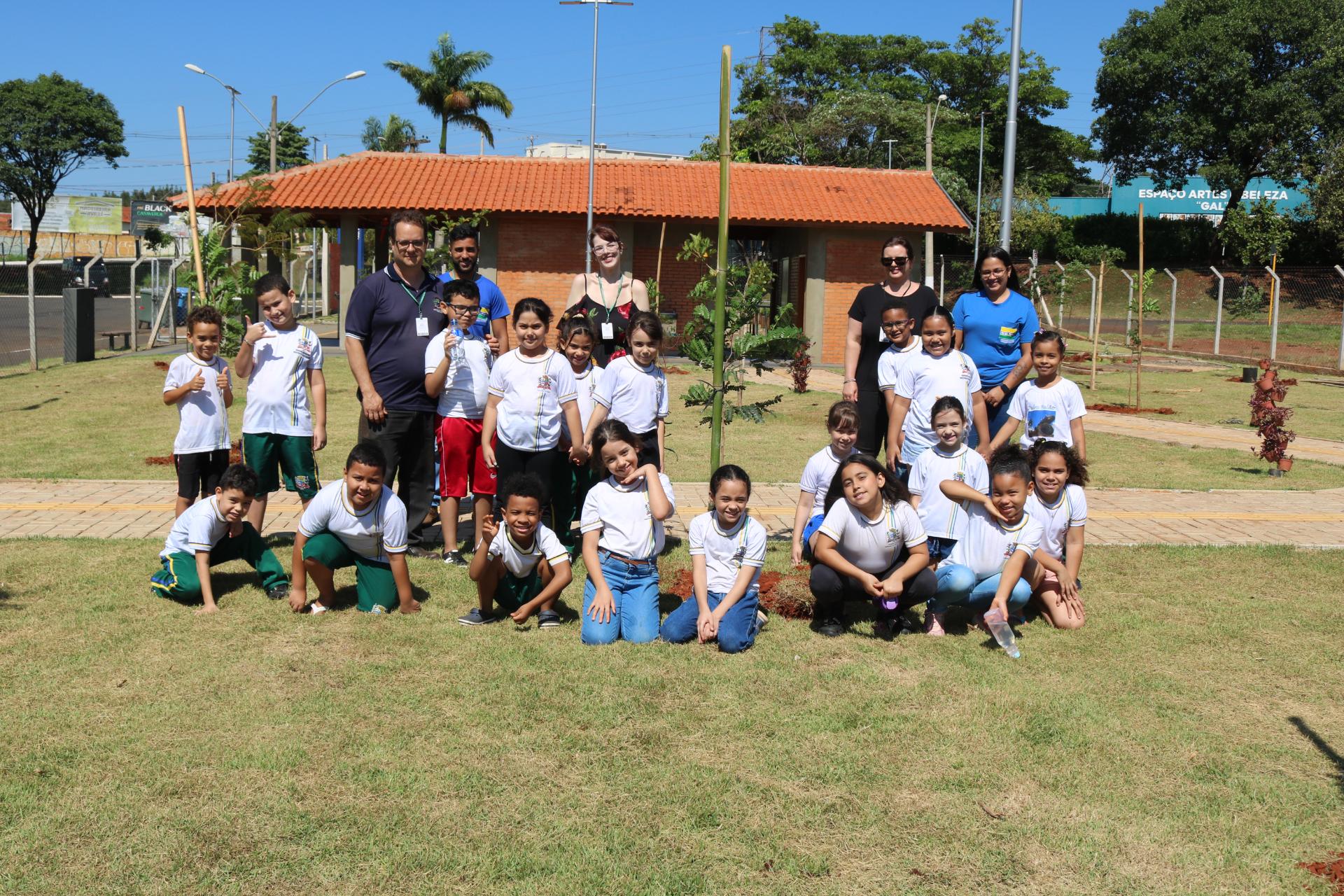 Aniversário do Mini Zoo e Jardim Sensorial é comemorado com plantio