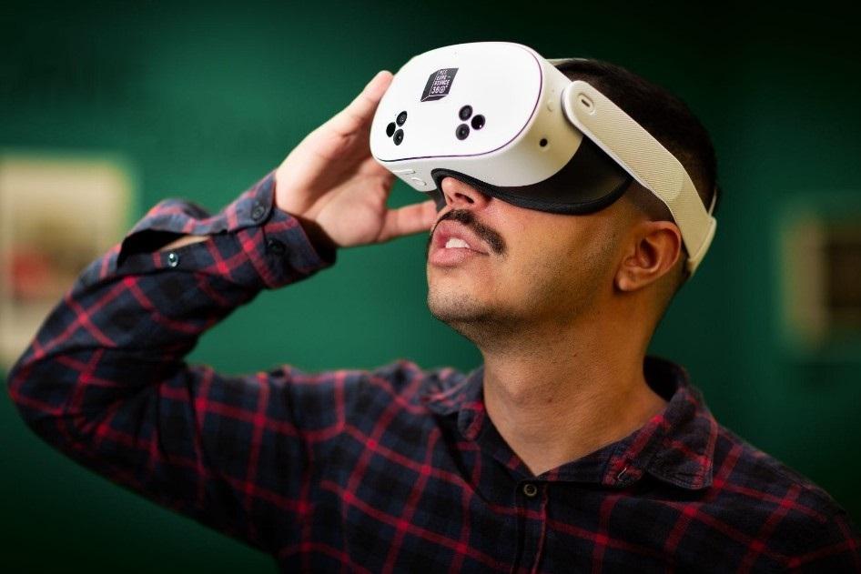 Por meio de óculos de realidade virtual, visitantes podem fazer uma imersão na exposição "O cinema de Billy Wilder", do MIS de São Paulo. Crédito: Lucas Mello/MIS Experience