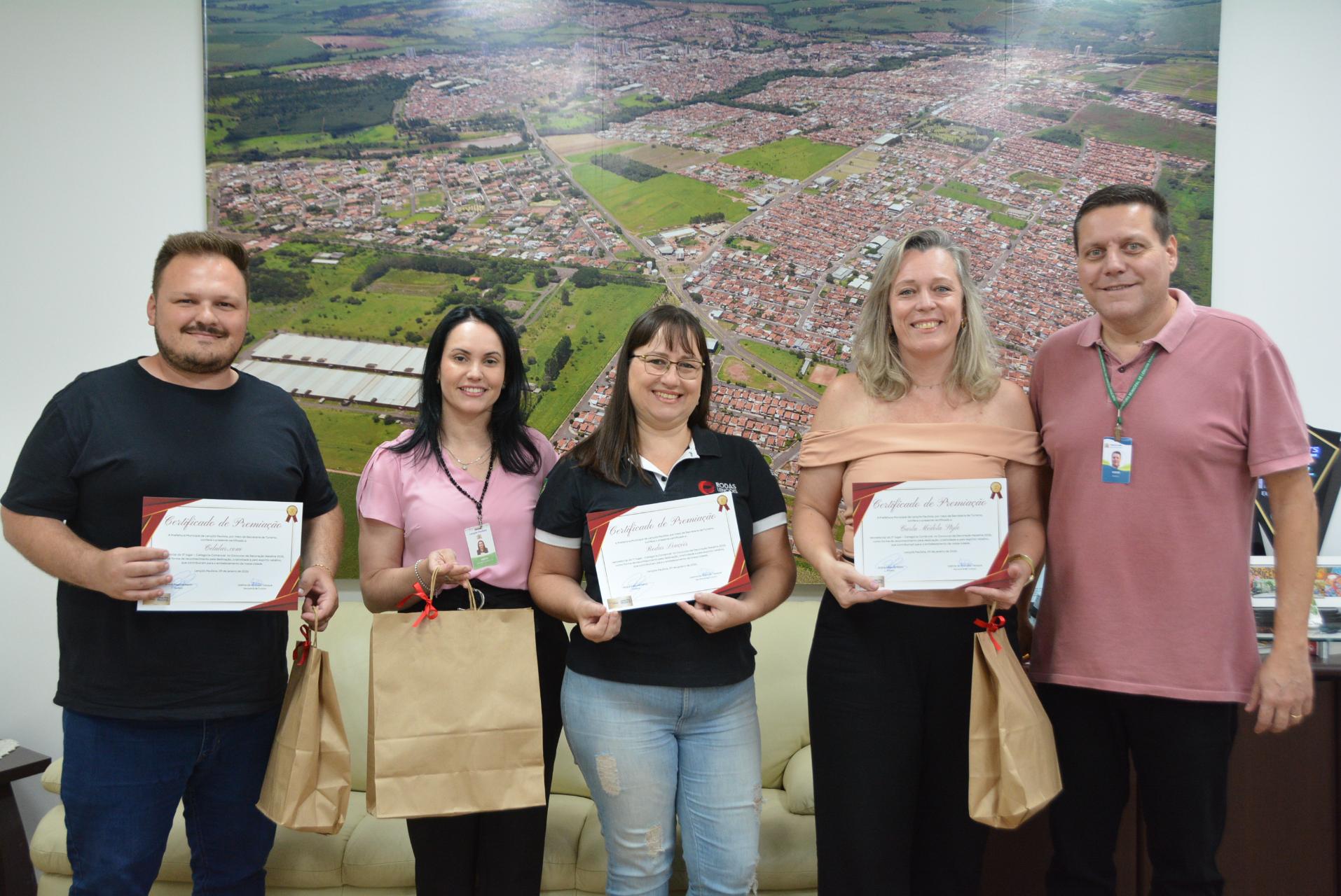 Nas fotos, prefeito André Sasso durante encontro com os vencedores do concurso nos segmentos comercial e residencial, e a Secretária de Turismo, Joelma de Andrade Taioque