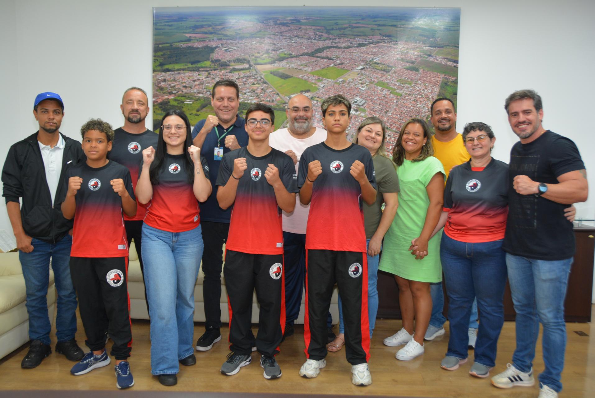 Prefeito André Sasso durante encontro com atletas no Gabinete