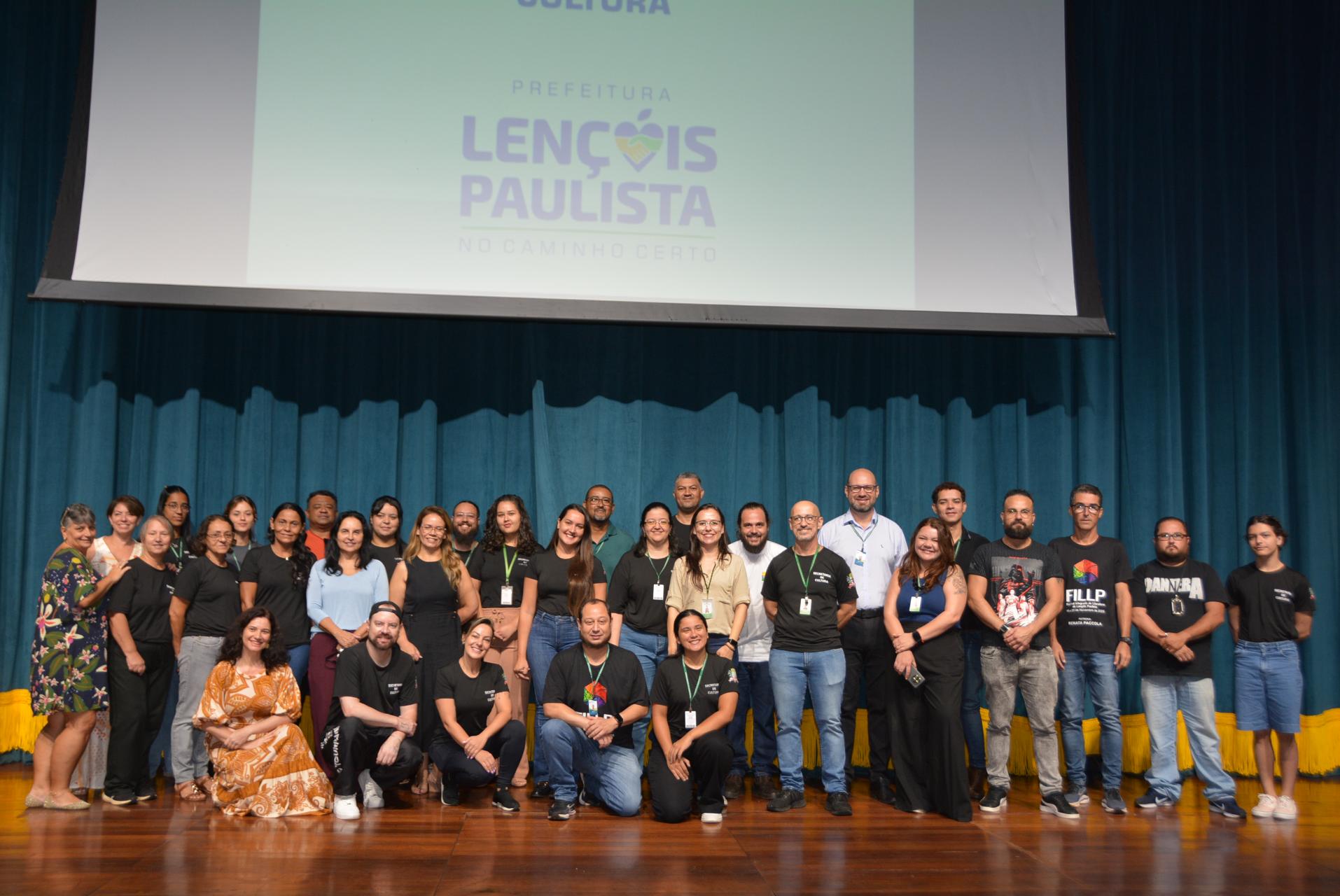 Nas fotos, momentos da integração realizada no Teatro Municipal Adélia Lorenzetti
